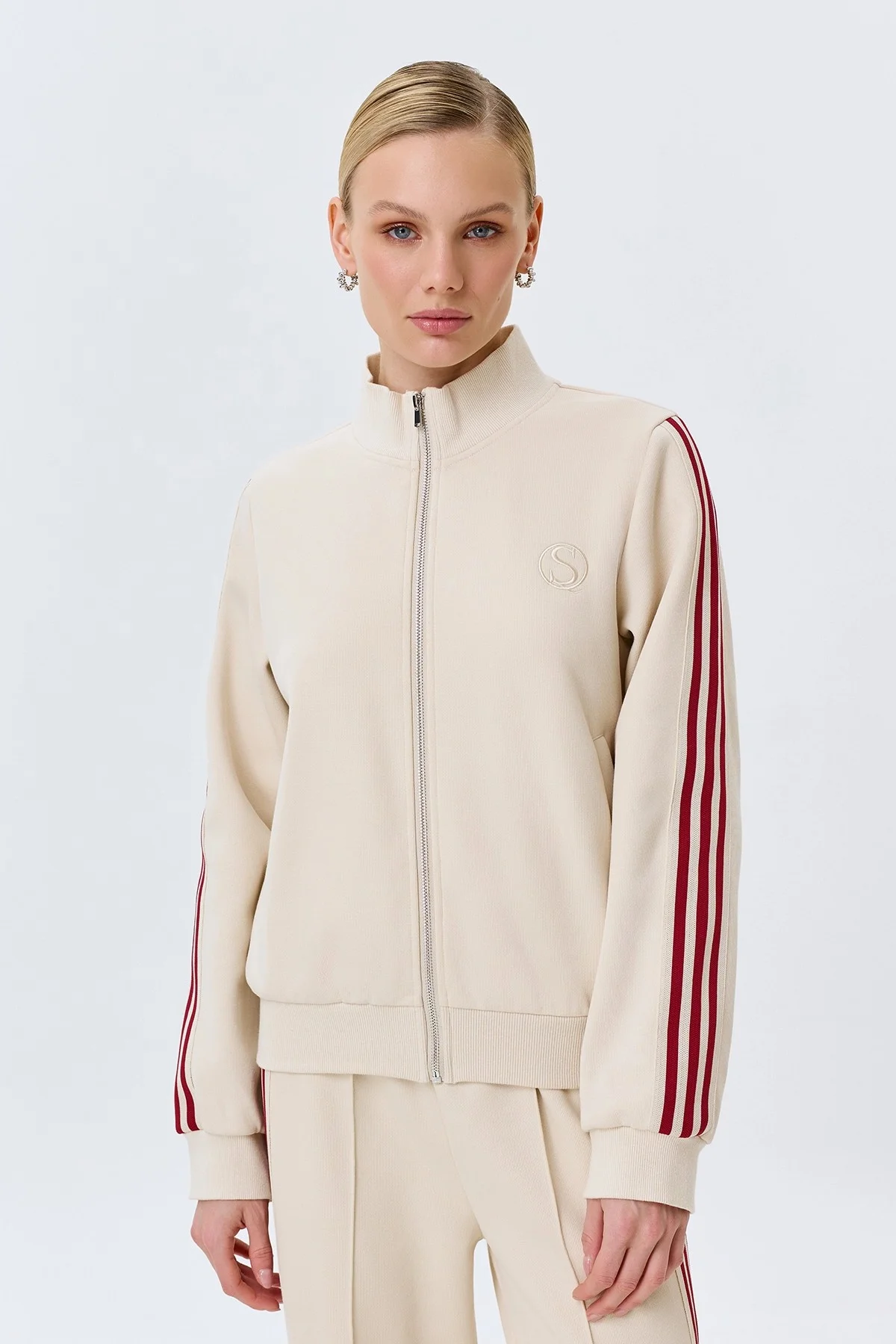 Трикотажный бомбер с контрастными лампасами, 44