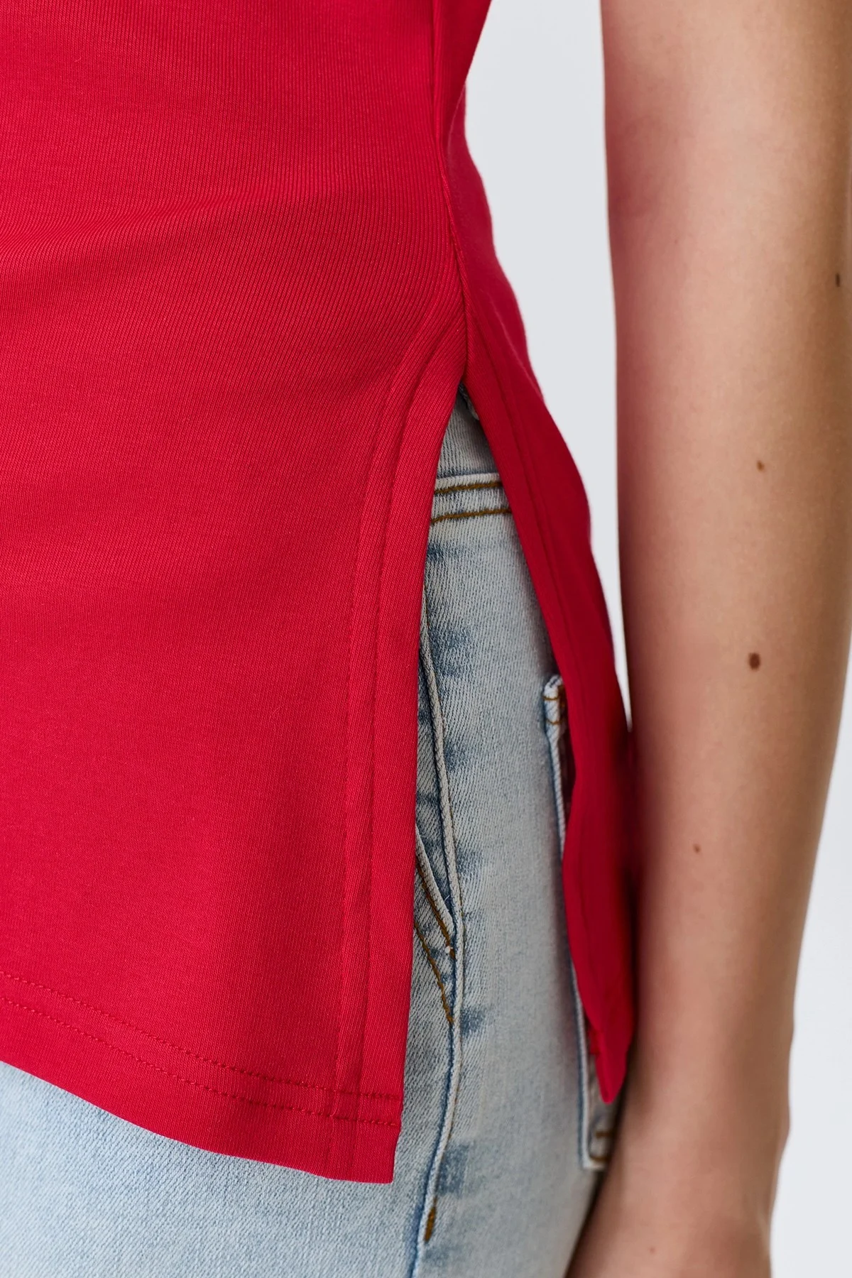 Асимметричный красный топ с высоким разрезом, 42