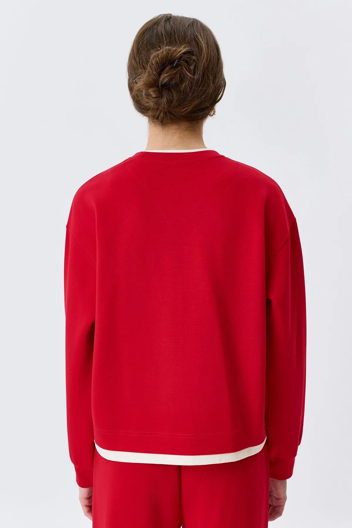 Яркий свитшот с контрастными акцентами, 46