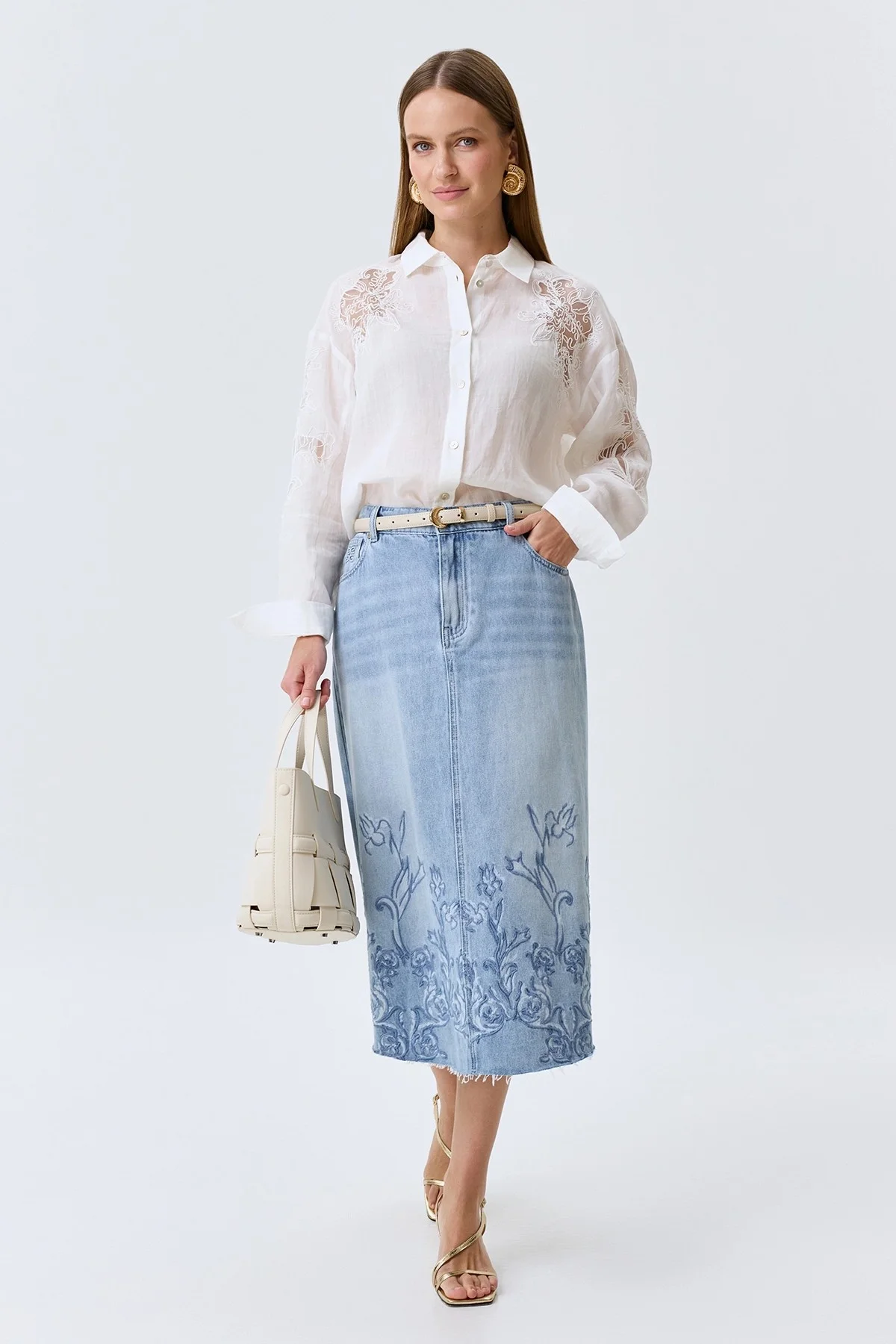 Джинсовая юбка с цветочной вышивкой, 40