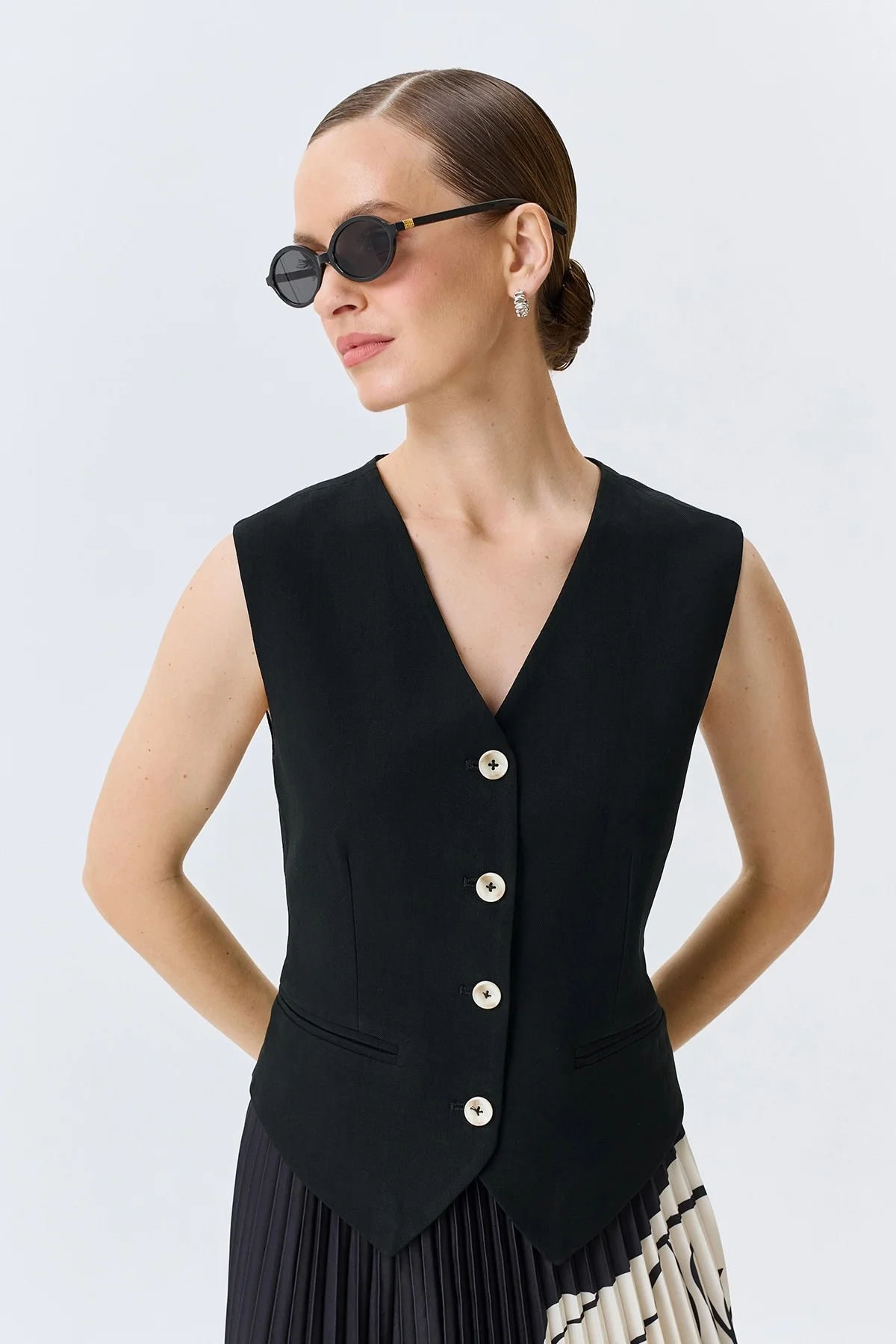 Жилет с контрастными пуговицами, 44