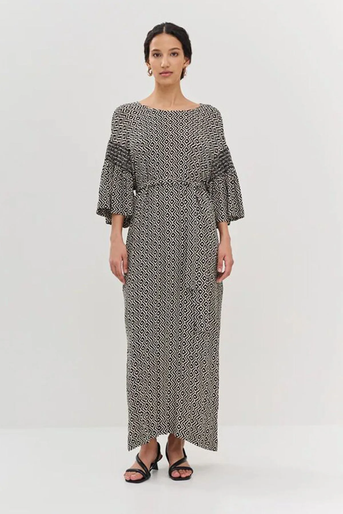 Стильное длинное платье с поясом и свободными рукавами, 50р