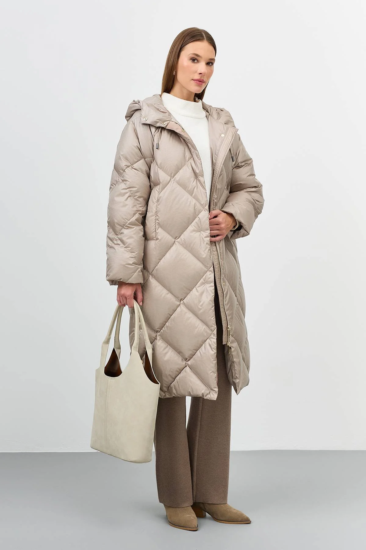 Лимитированная серия  пуховое пальто из фактурной ткани и палантин, 48