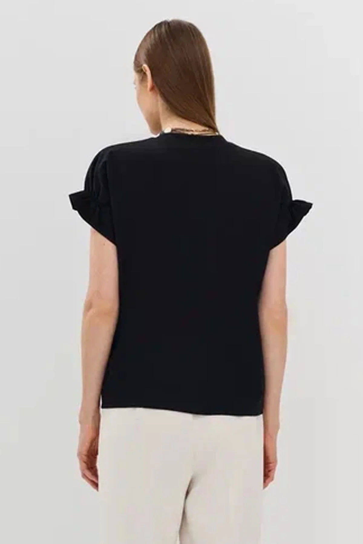 Романтичная футболка со сборкой по низу рукавов в черном цвете, 52р