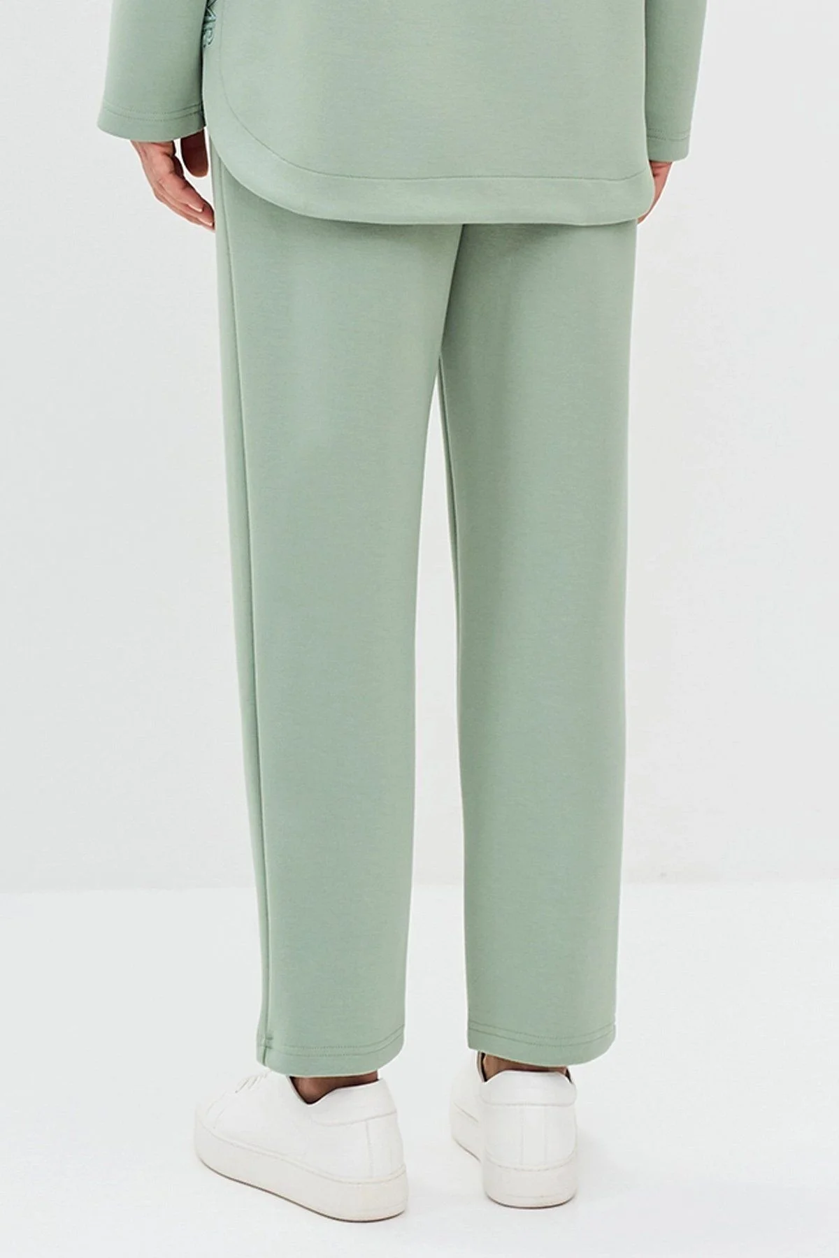 Брюки с брендированной вышивкой и резинкой на талии, 52р