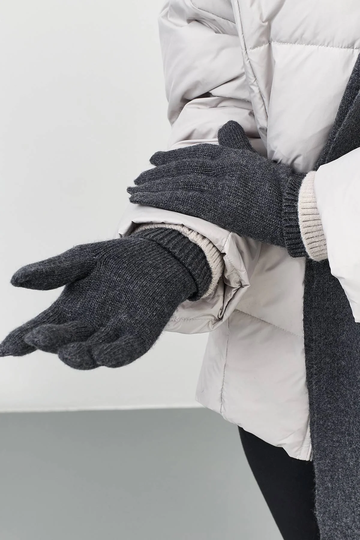 Серые вязаные перчатки с шерстью, One