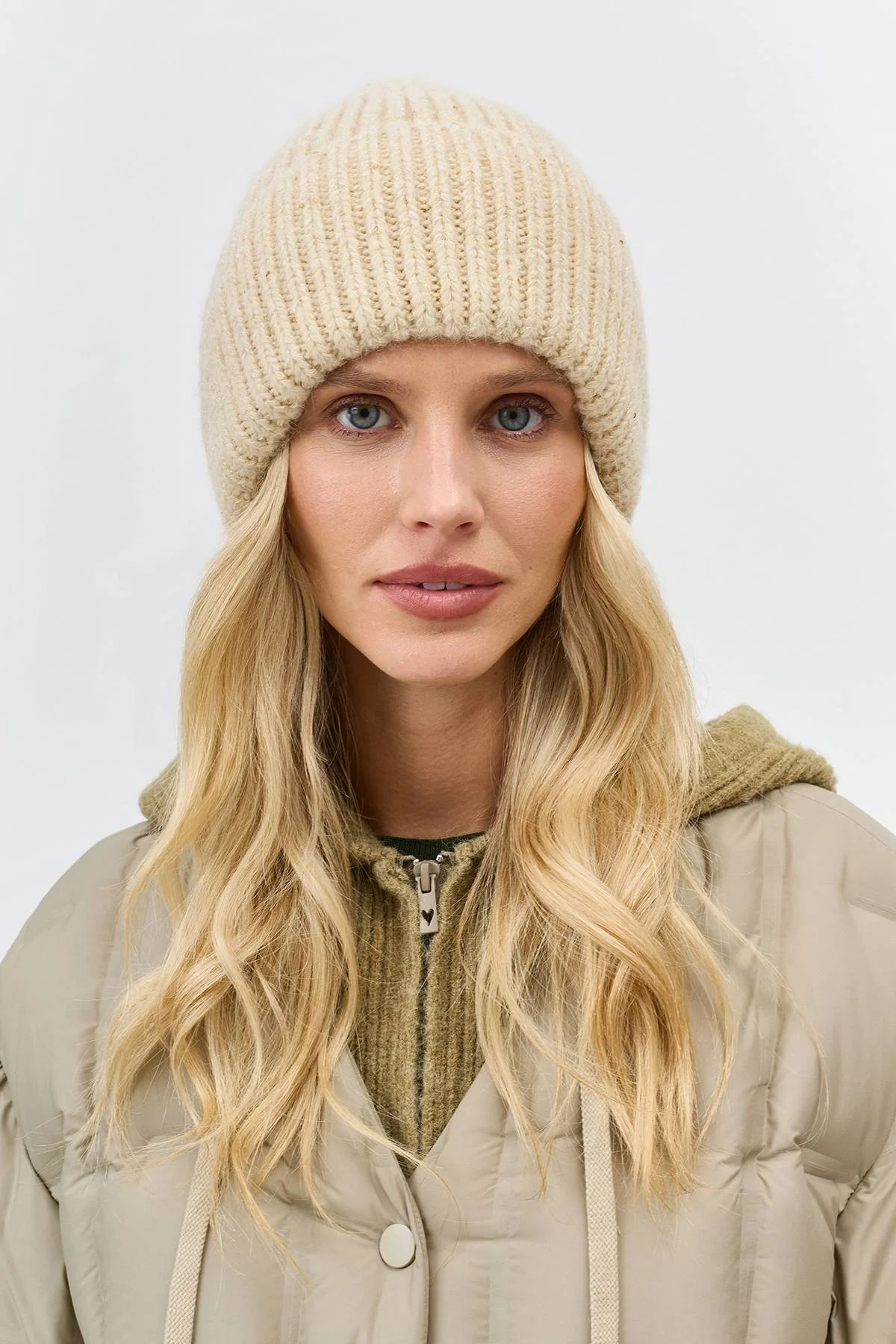 Шапка бини с люрексом и пайетками, One