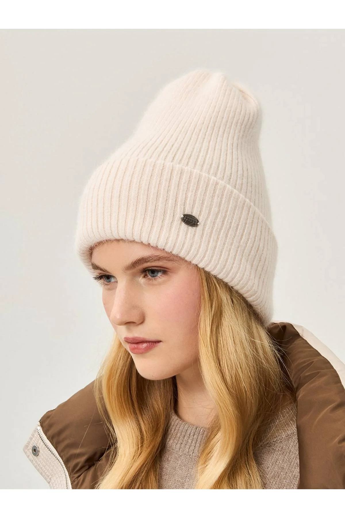 Шапка бежевая, One