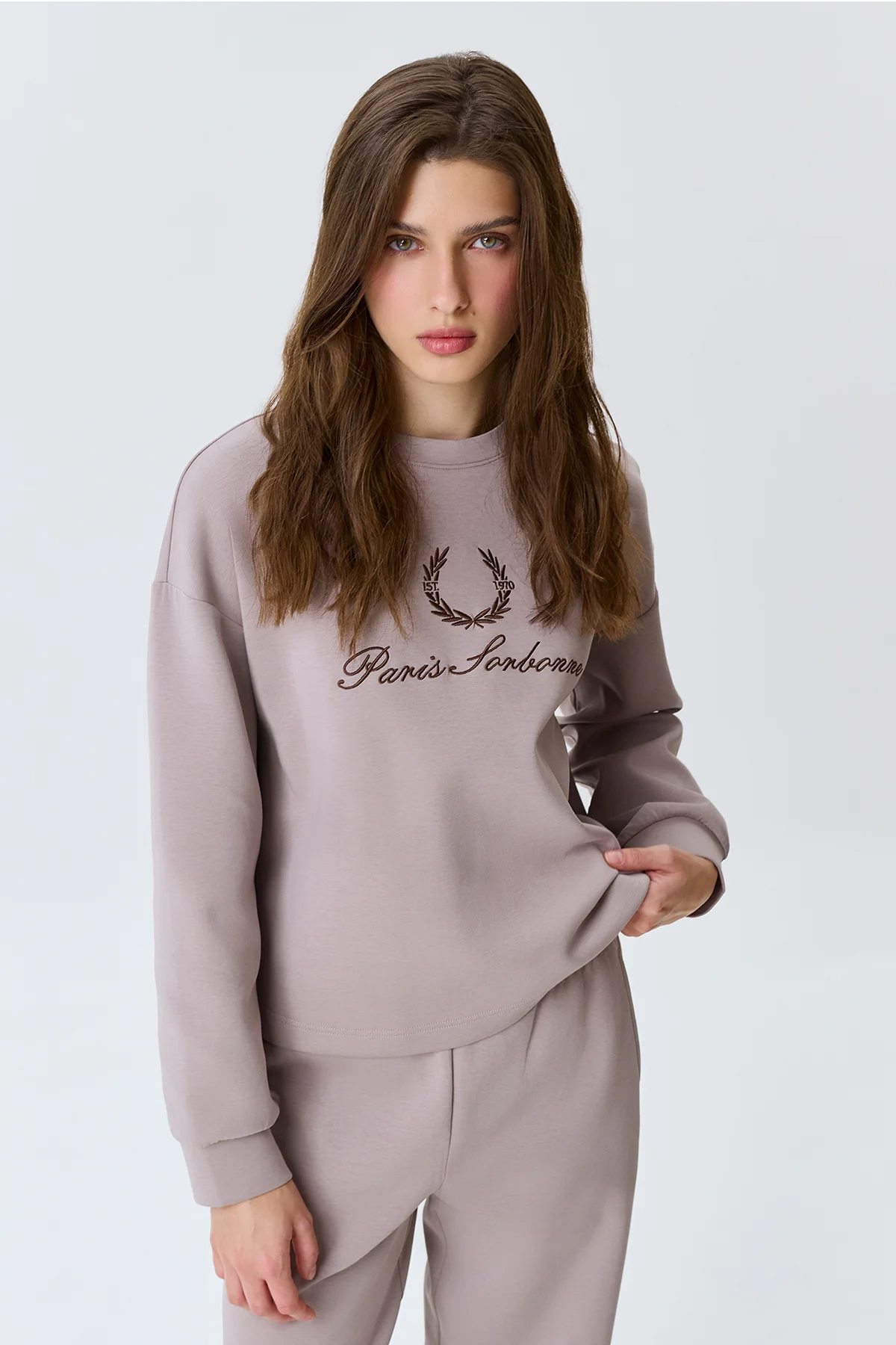 Oversize свитшот с деликатной вышивкой, 50