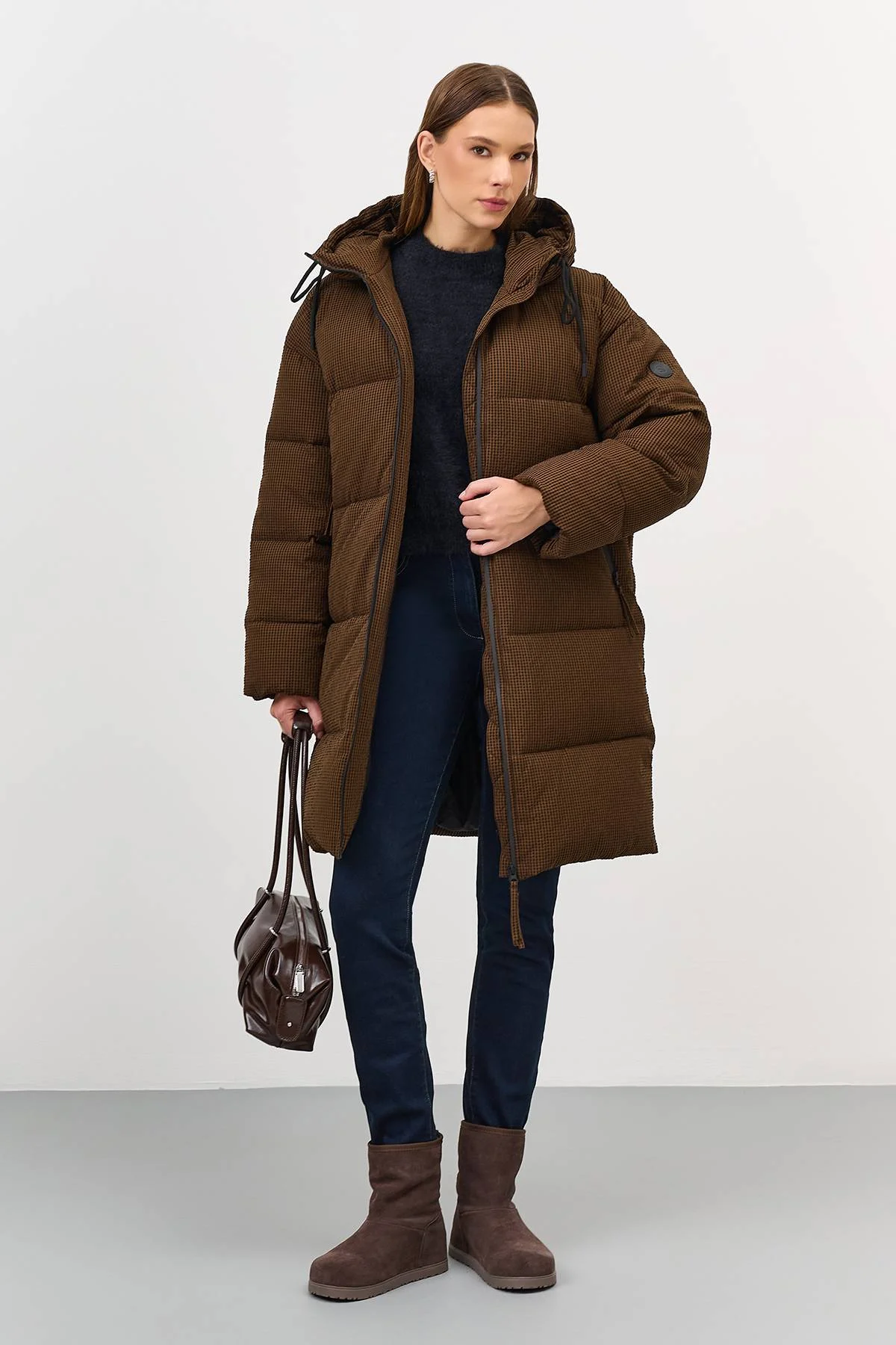 Лимитированная серия пальто из фактурной ткани с палантином, 50