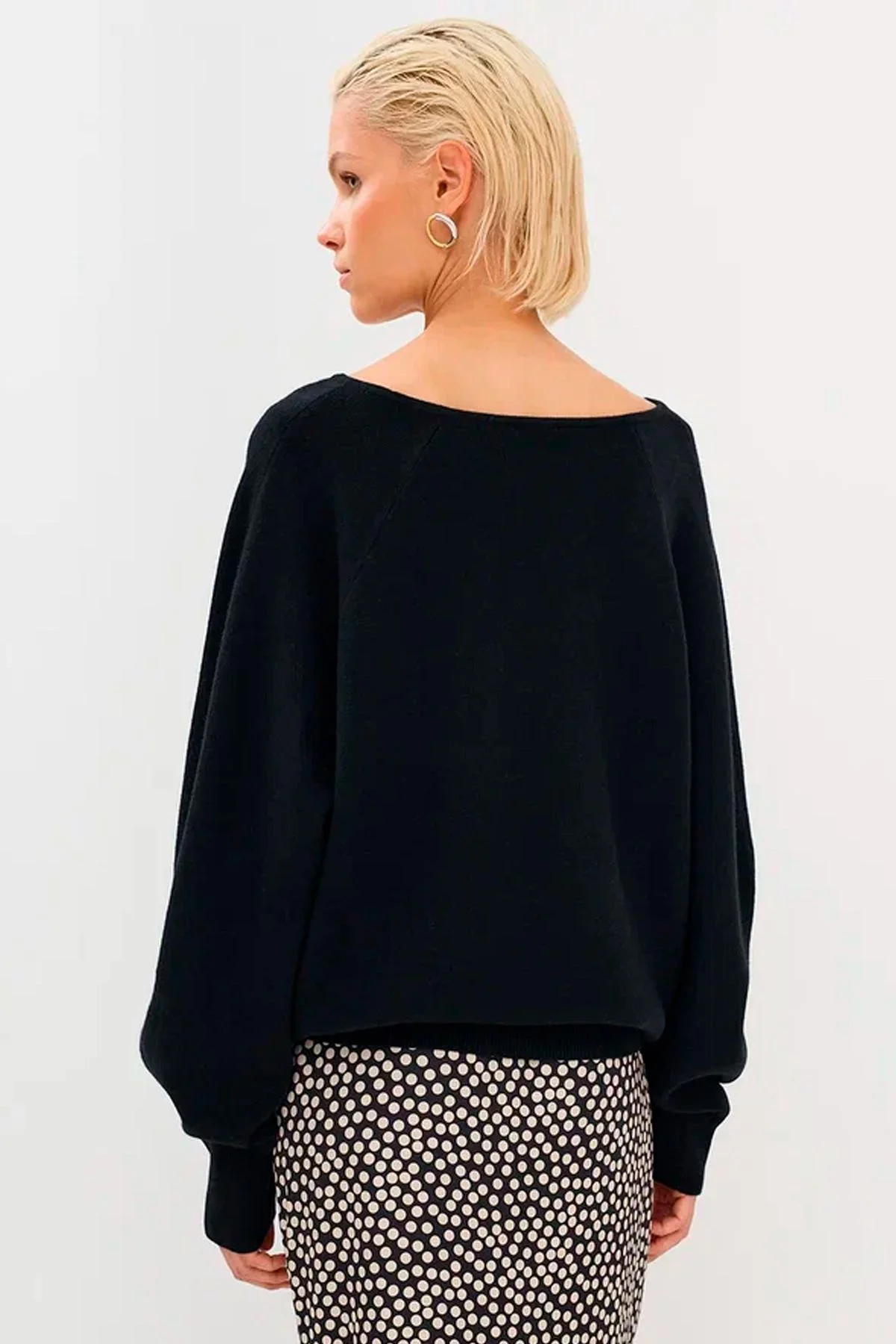 Объёмный трикотажный джемпер с обширным вырезом горловины, 48р