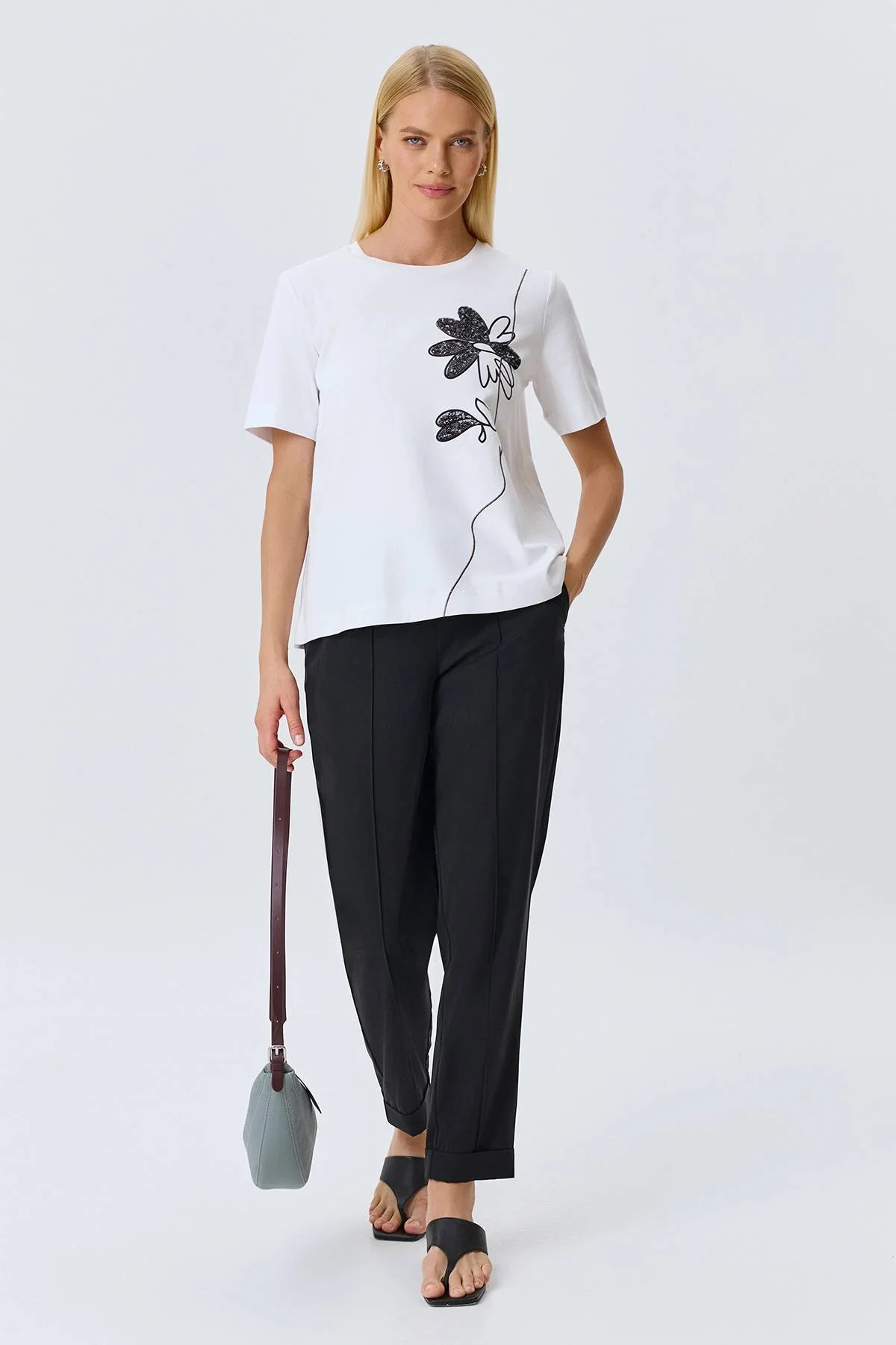 Футболка с контрастными мерцающими стразами, 38