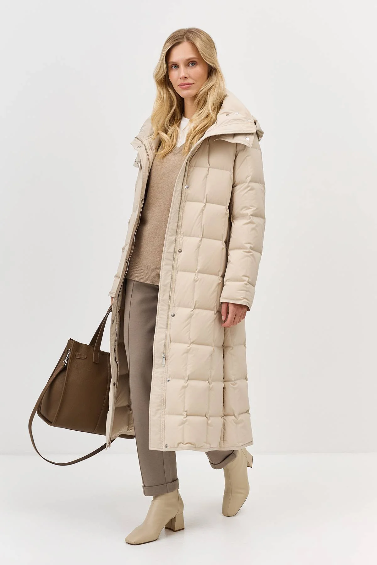 Лимитированная серия пуховик из фактурной ткани с крэш эффектом с палантином, 38