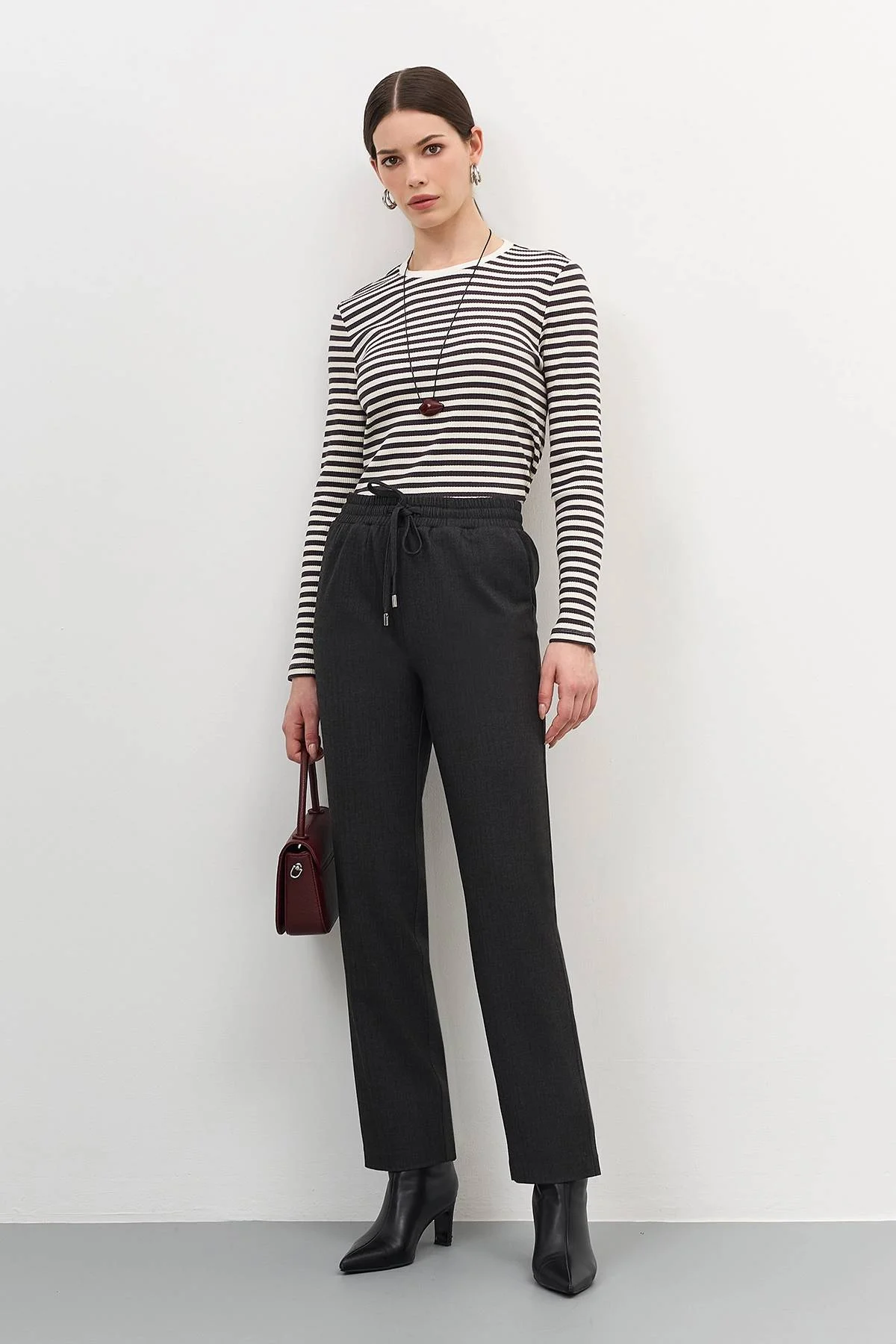 Светлая базовая манишка, 50