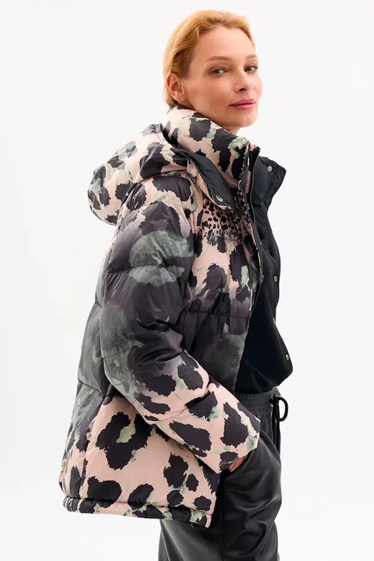 Яркая куртка с абстрактным принтом на натуральном утеплителе, 56р