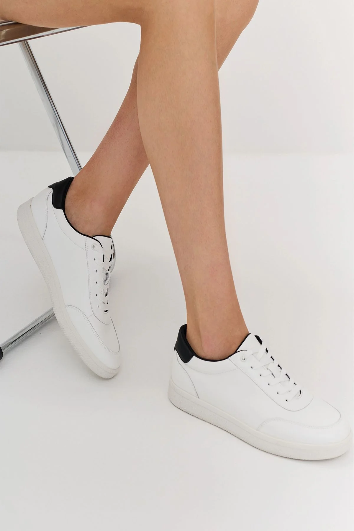 Кожаные базовые кеды с контрастной деталью на пятке, 37р