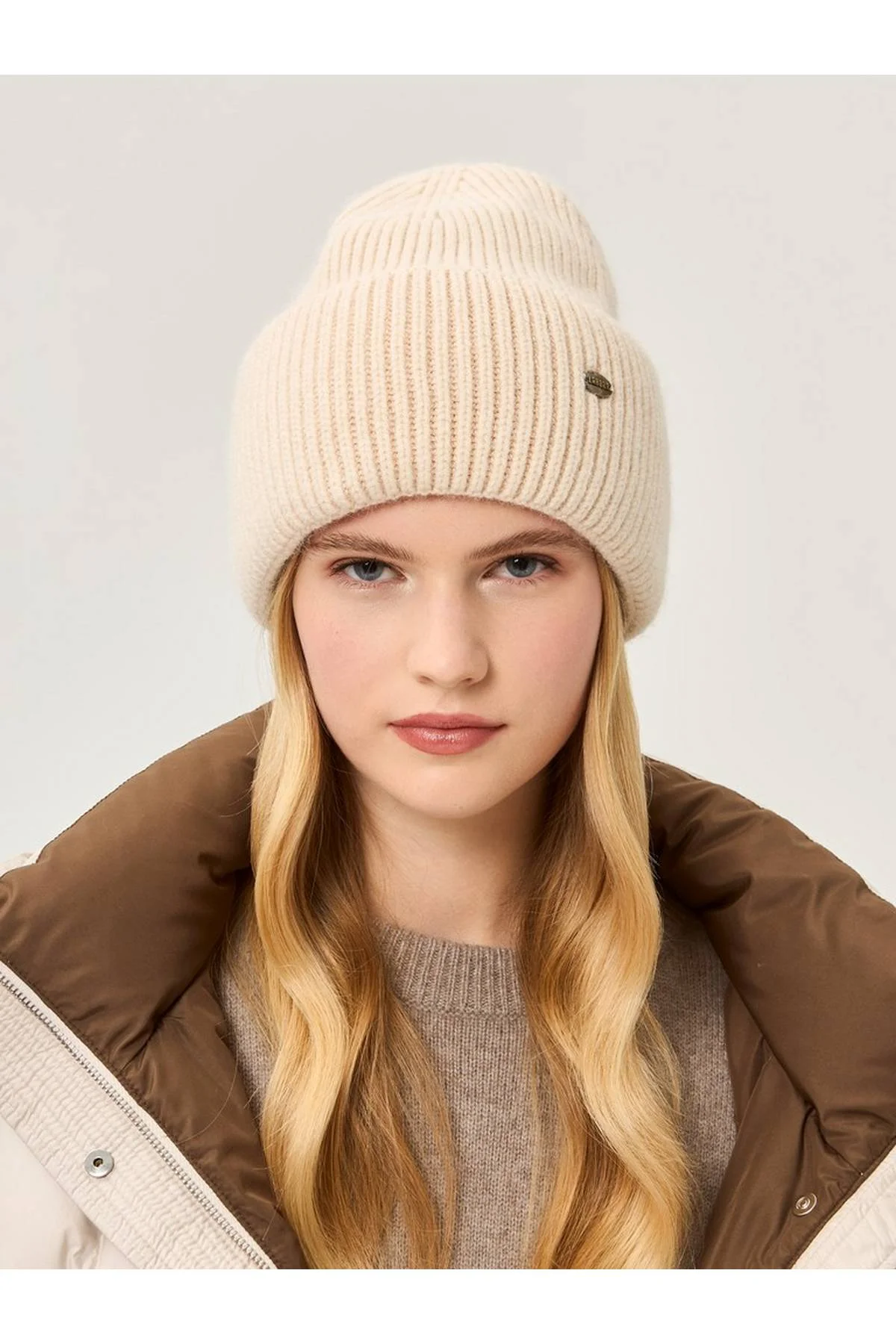 Шапка кремовая, One