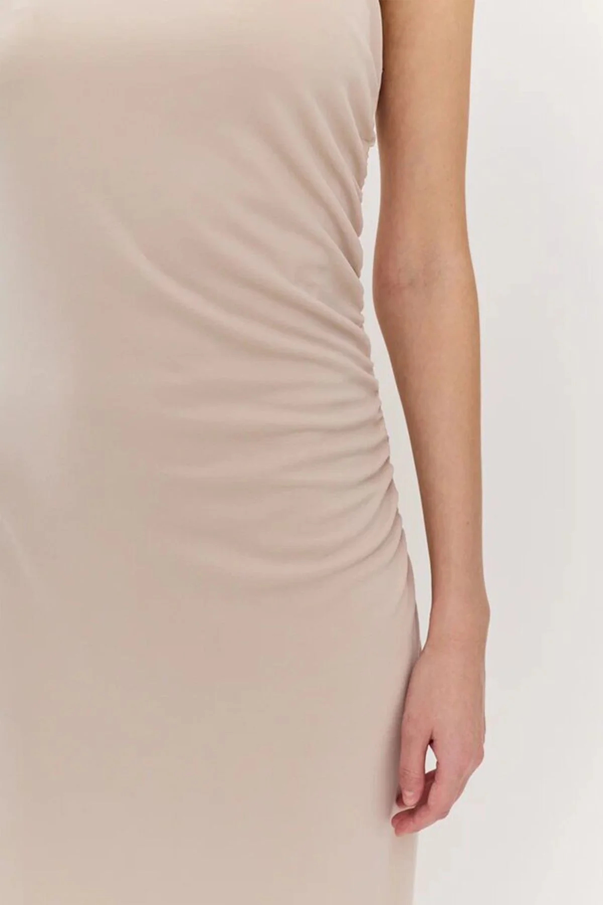 Элегантное платье на одно плечо с боковой шлицей в бежевом цвете 53868/2, 48р