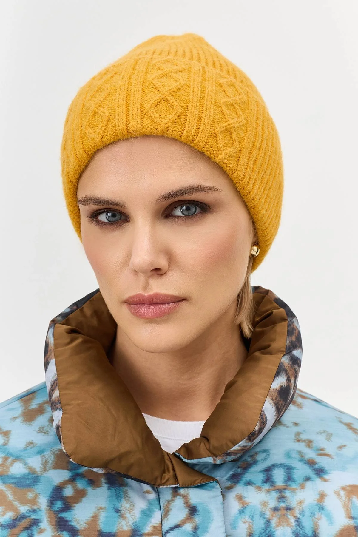 Шапка бини с декором косы, One