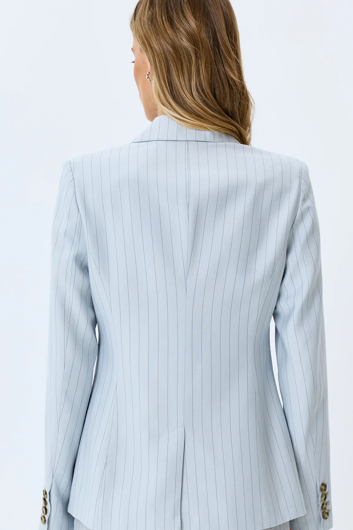 Элегантный жакет с акцентными золотыми пуговицами, 42