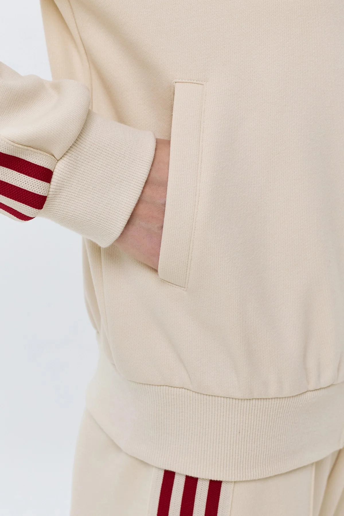 Трикотажный бомбер с контрастными лампасами, 44