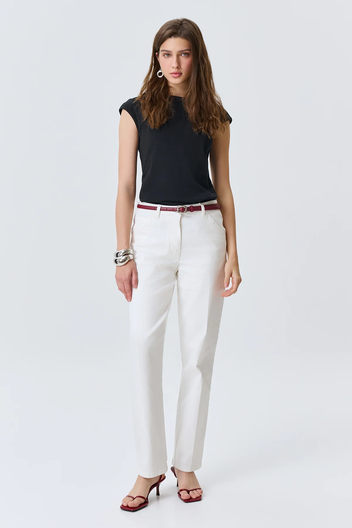 Тонкий кожаный ремень с акцентной пряжкой, M