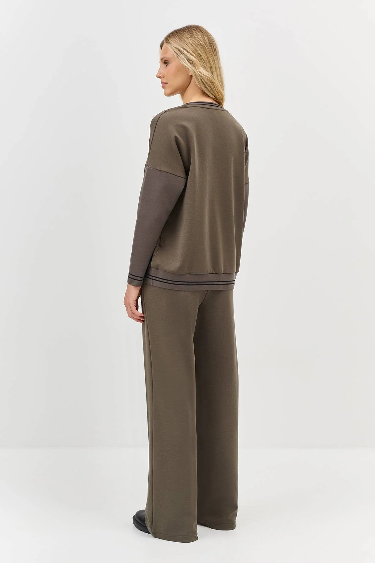 Лимитированная серия свитшот из модала с V-образным вырезом и палантином, 44