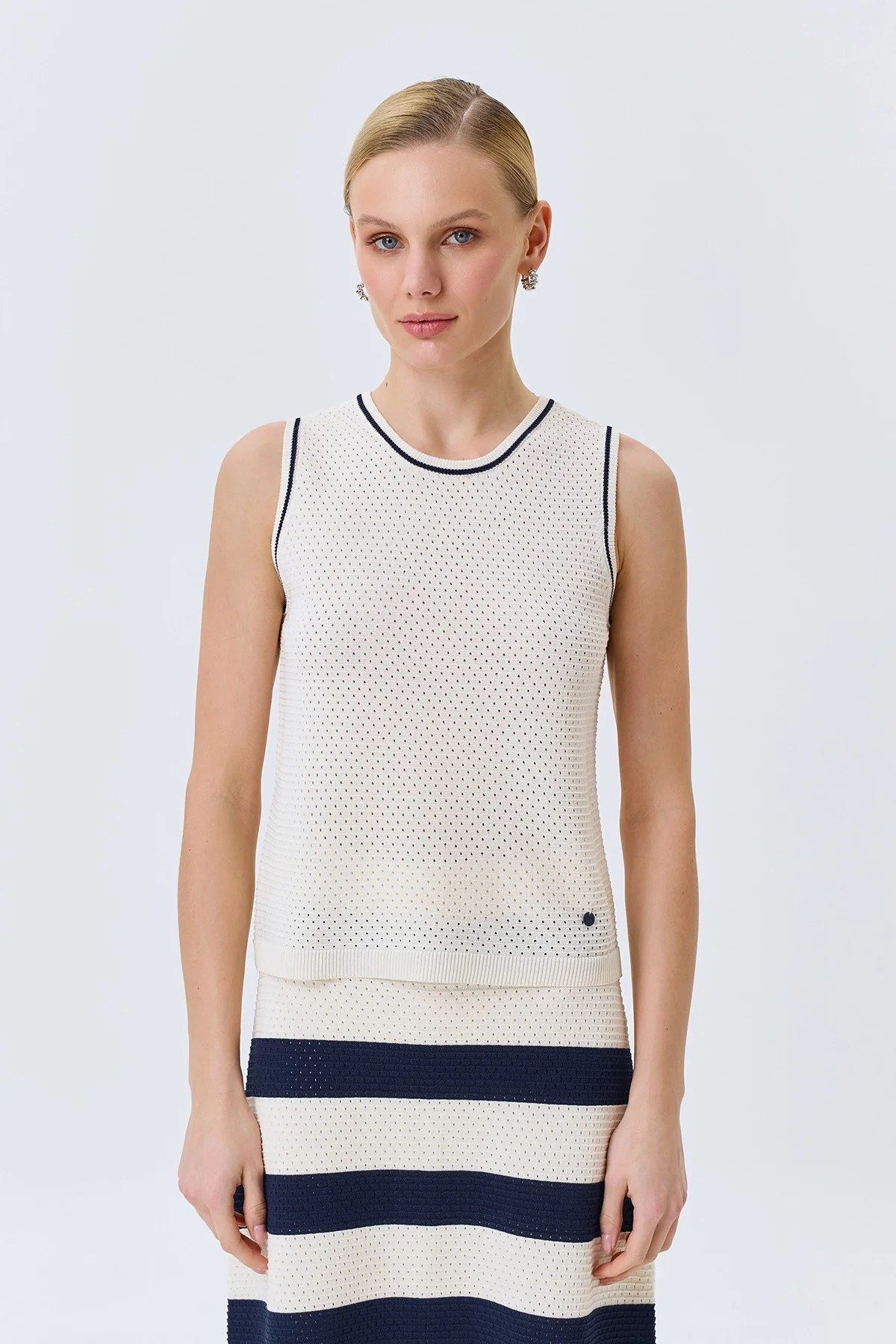 Ажурный топ с контрастными кантами, 48