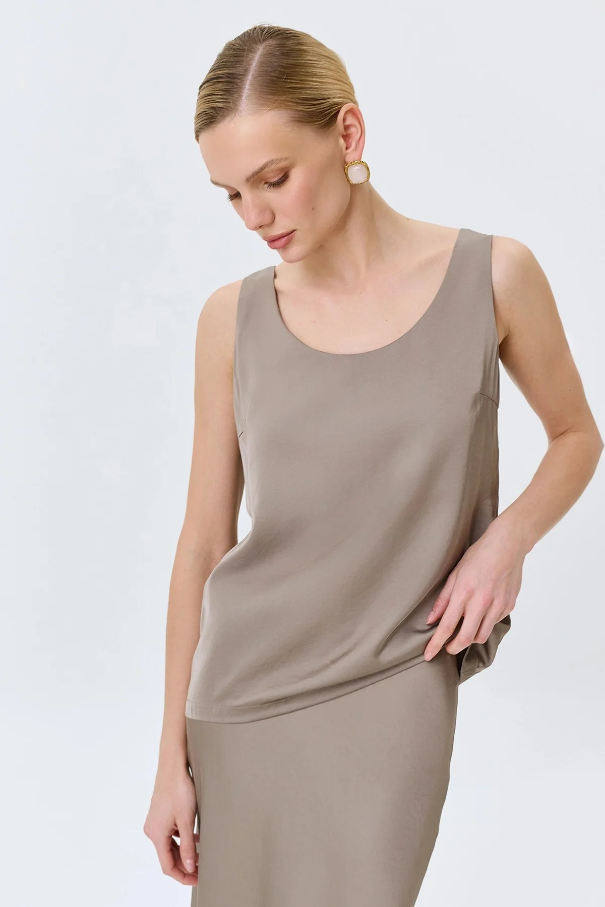 Свободный сатиновый топ в цвете кофе, 46