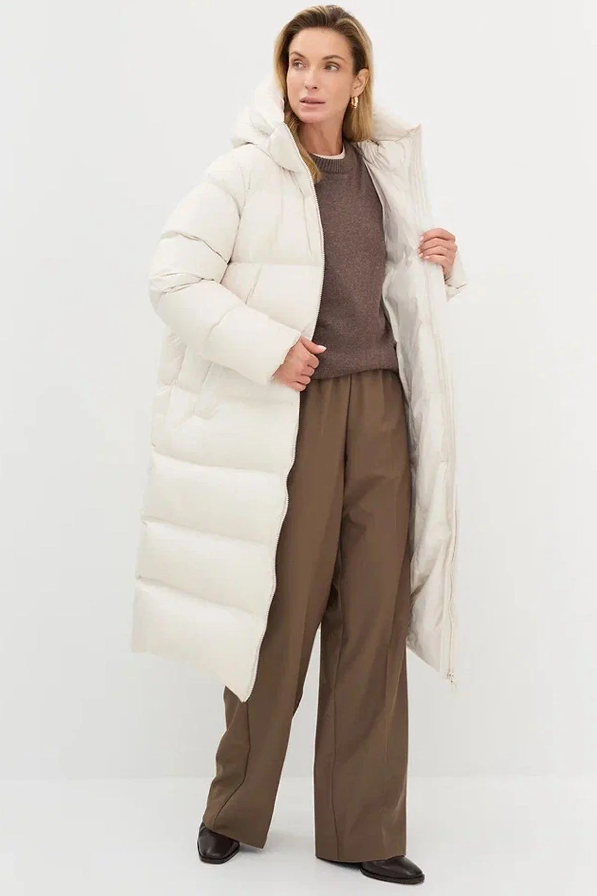 Удлиненное пальто свободного силуэта из натурального пуха в светло-бежевом цвете, 52р