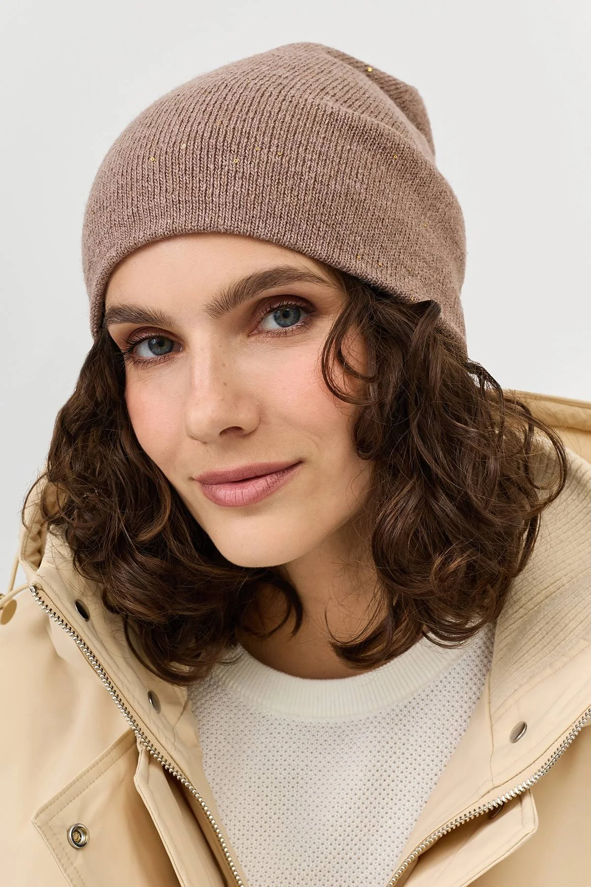 Тонкая шапка с пайетками, One