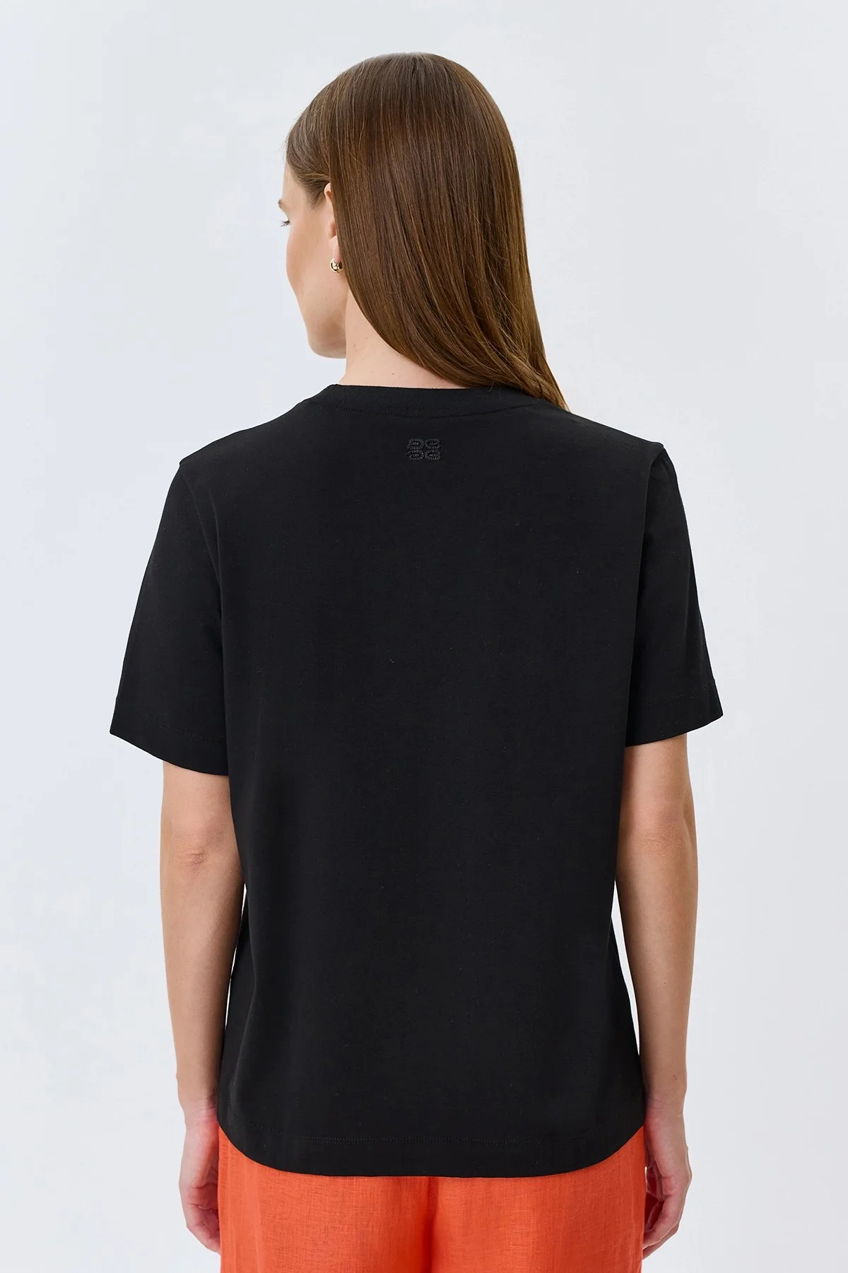 Футболка с объемной вышивкой и стразами, 46