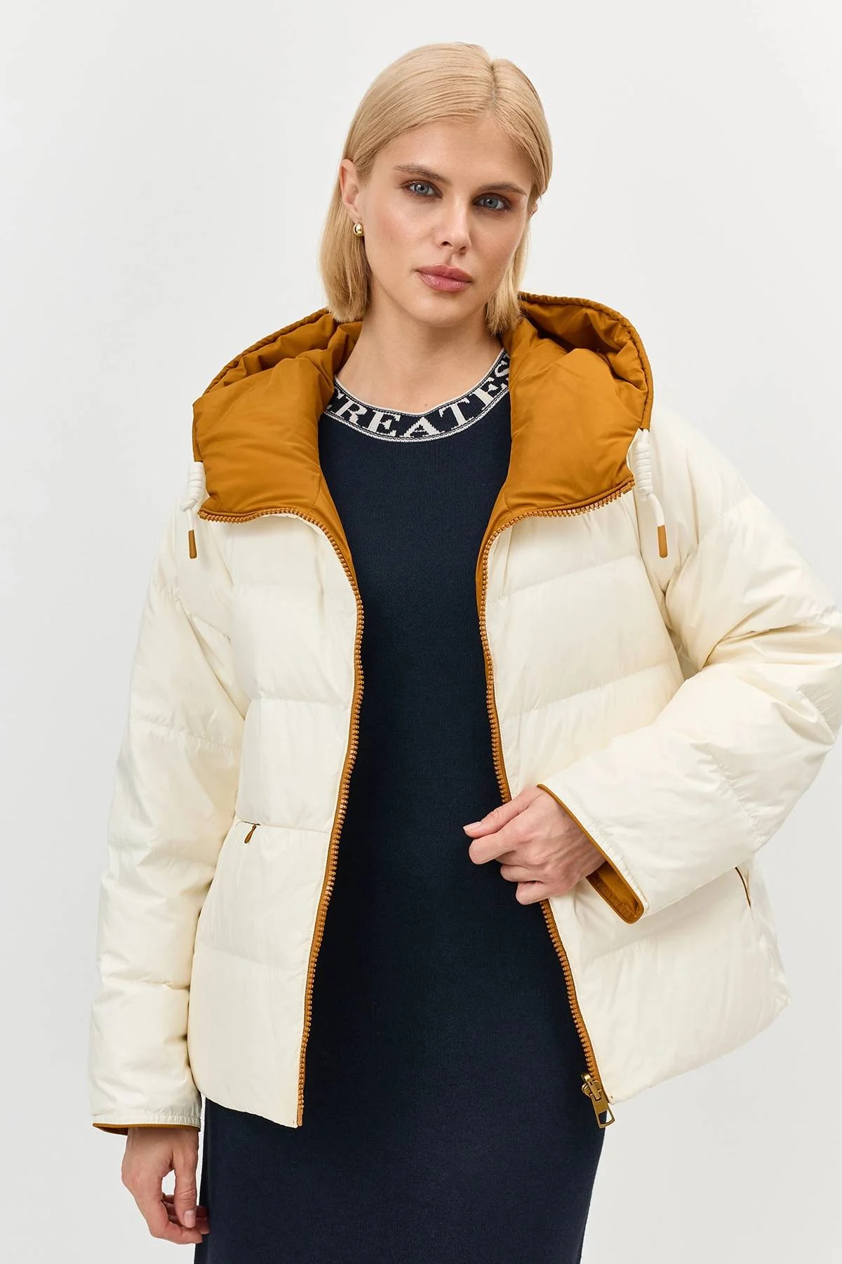 Лимитированная серия куртка двусторняя в молочном цвете с  палантином, 38 Лимитированная серия куртка двусторняя в молочном цвете с  палантином, 38