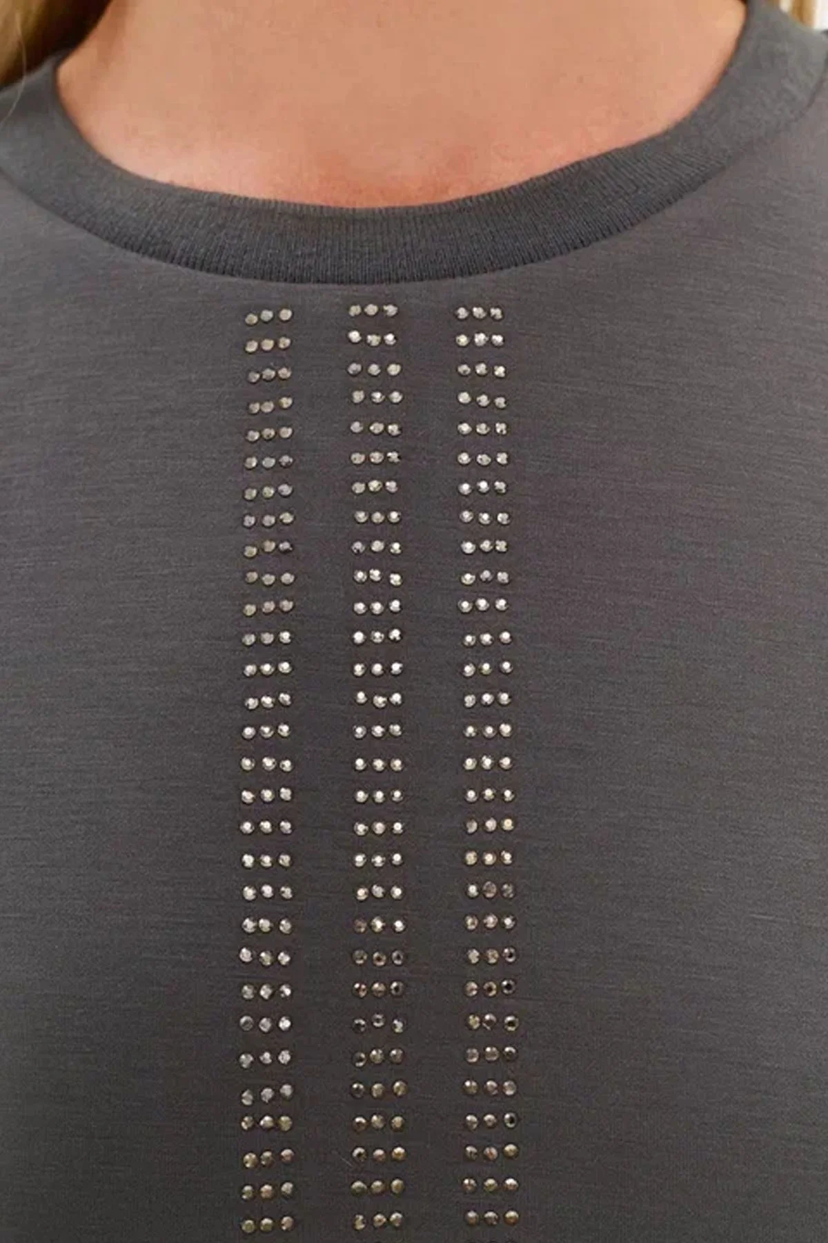 Джемпер с аппликацией из серебристых страз, 54р