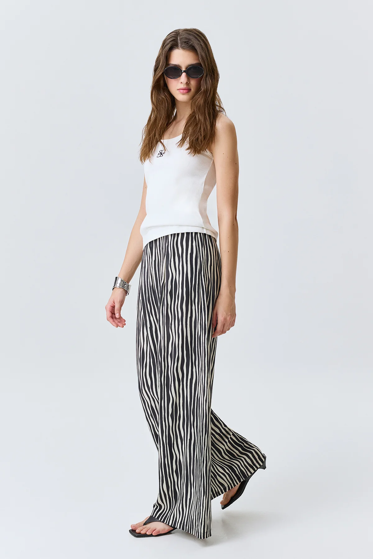 Брюки в монохромную полоску, 46