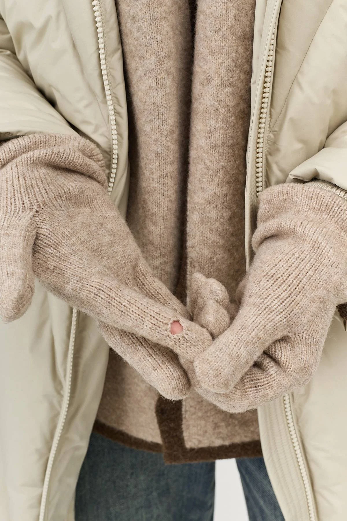 Светлые вязаные перчатки с контрастной отделкой, One