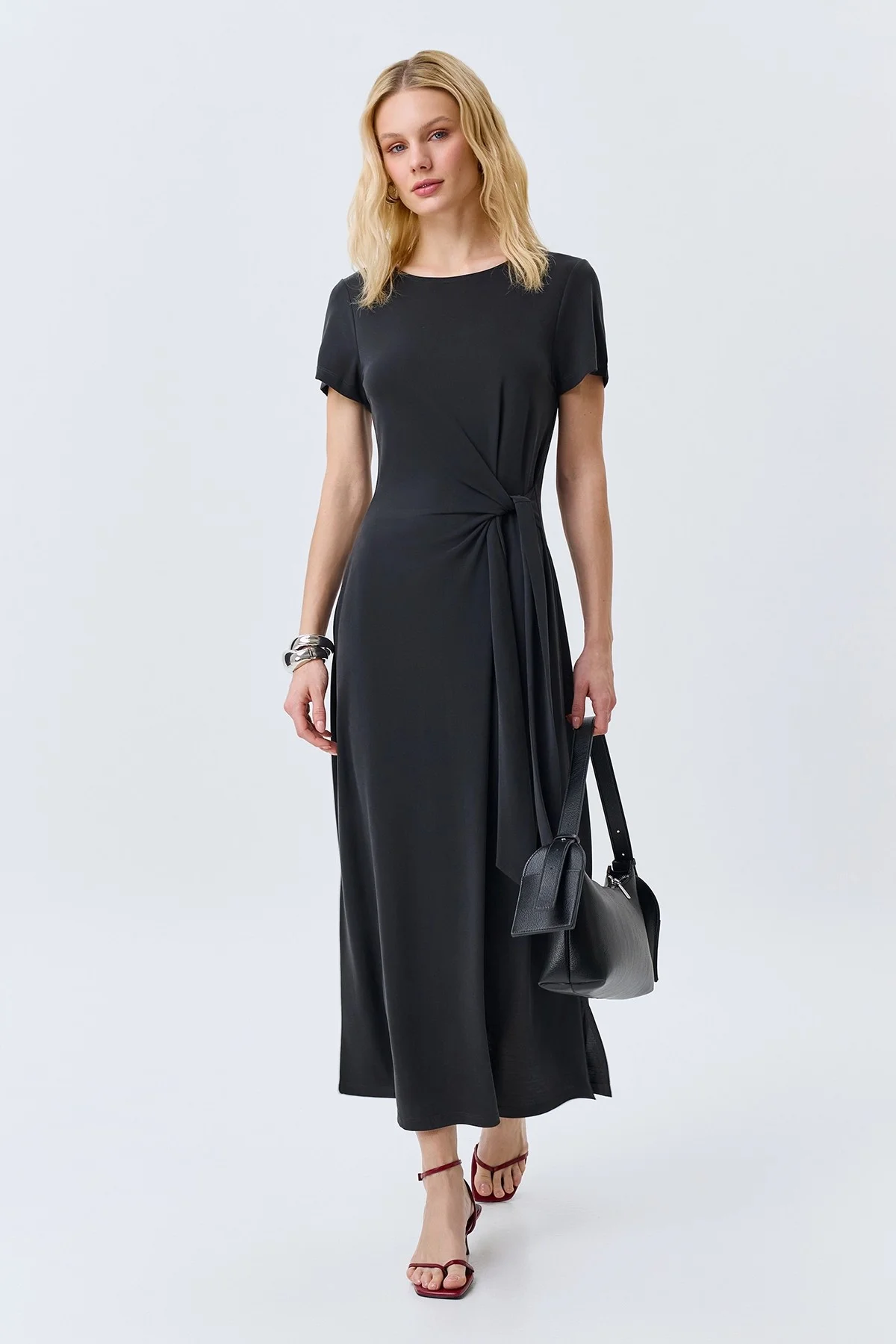 Элегантное платье с акцентной драпировкой, 48