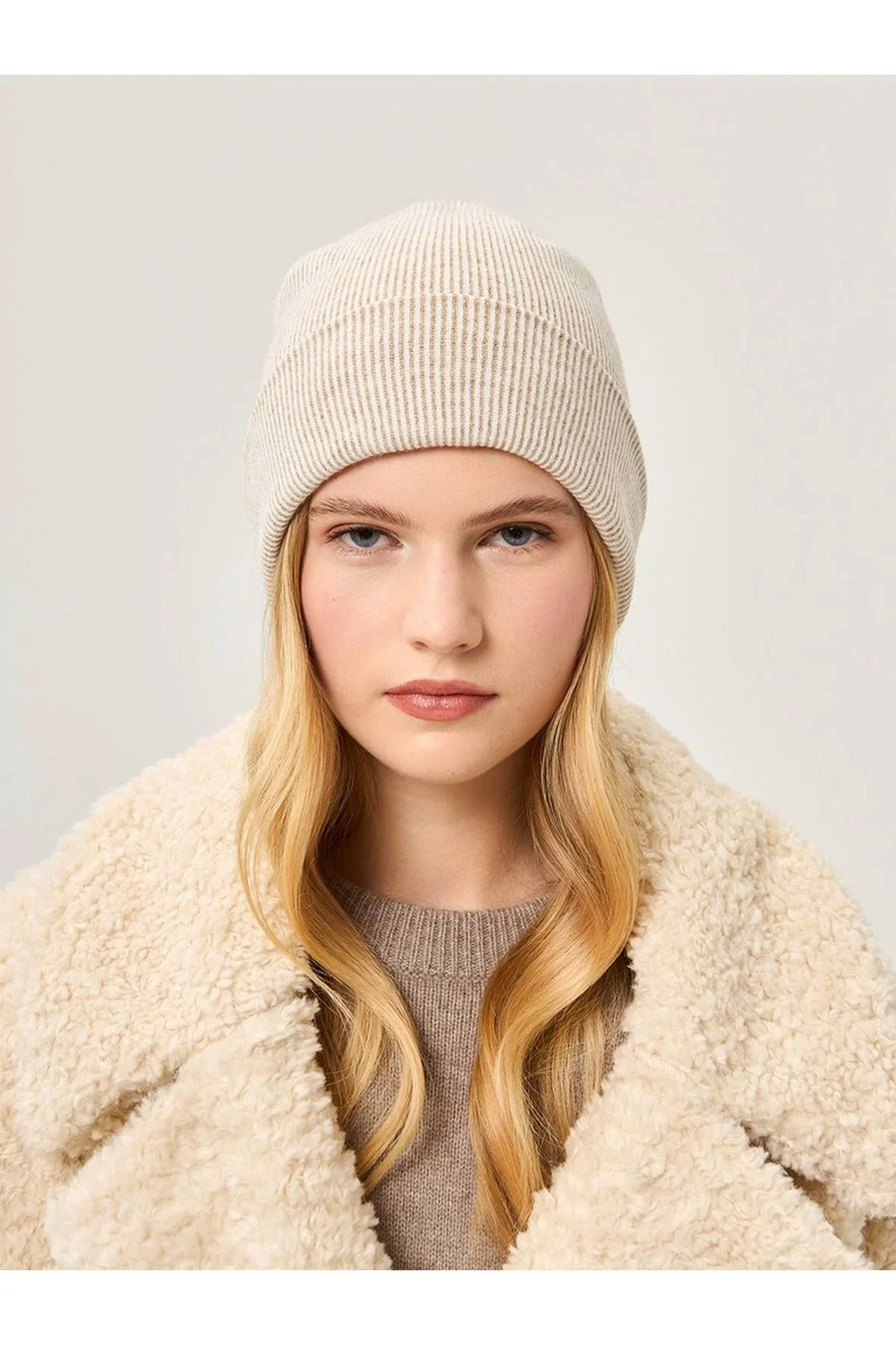 Шапка белые/песочная, One