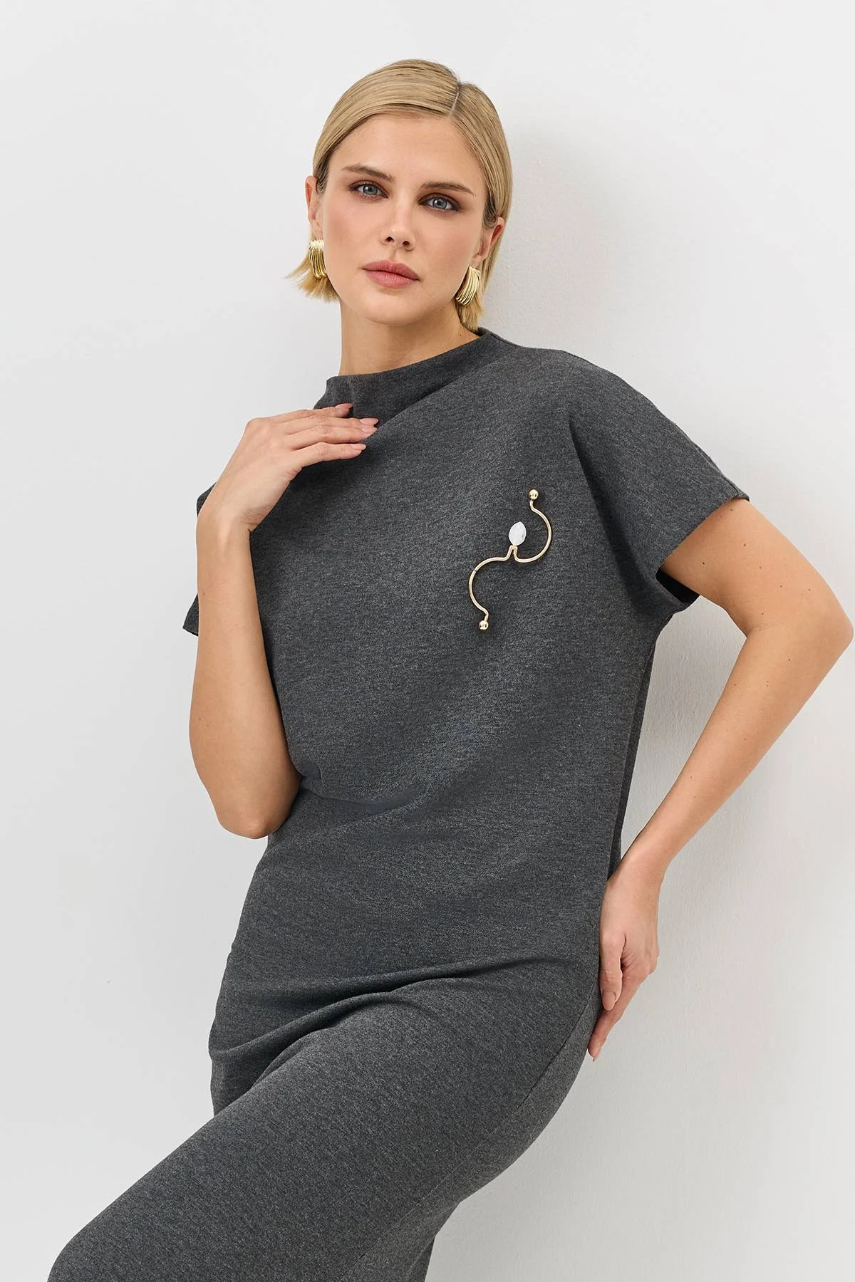 Лимитированная серия платье-миди с брошью и палантином, 34