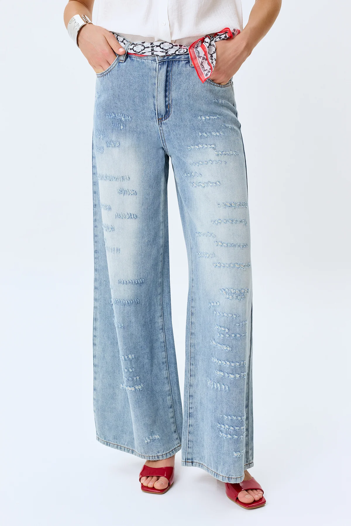 Широкие джинсы с акцентными дестроями, 44