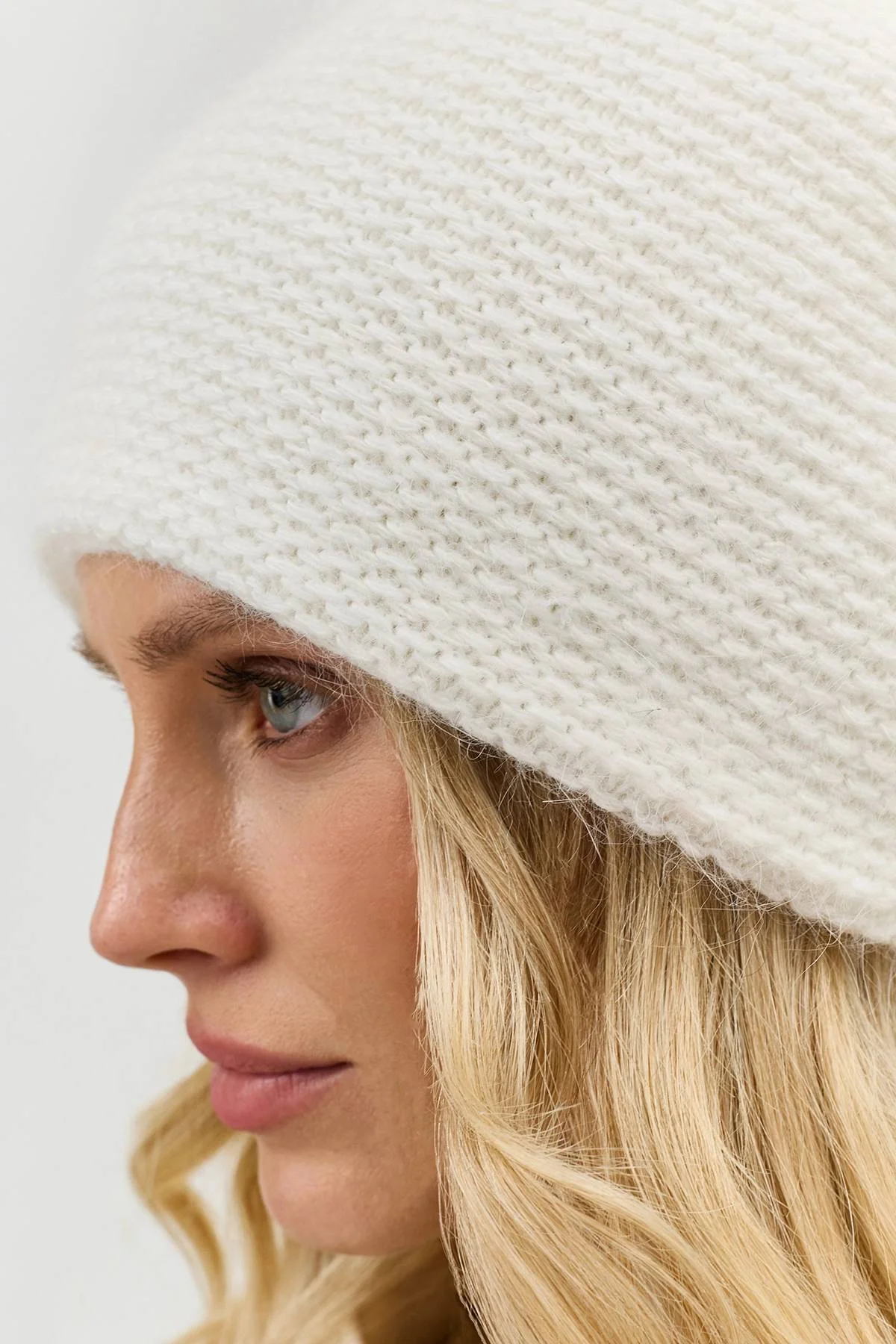 Белая шапка бини с ангорой и вискозой, One