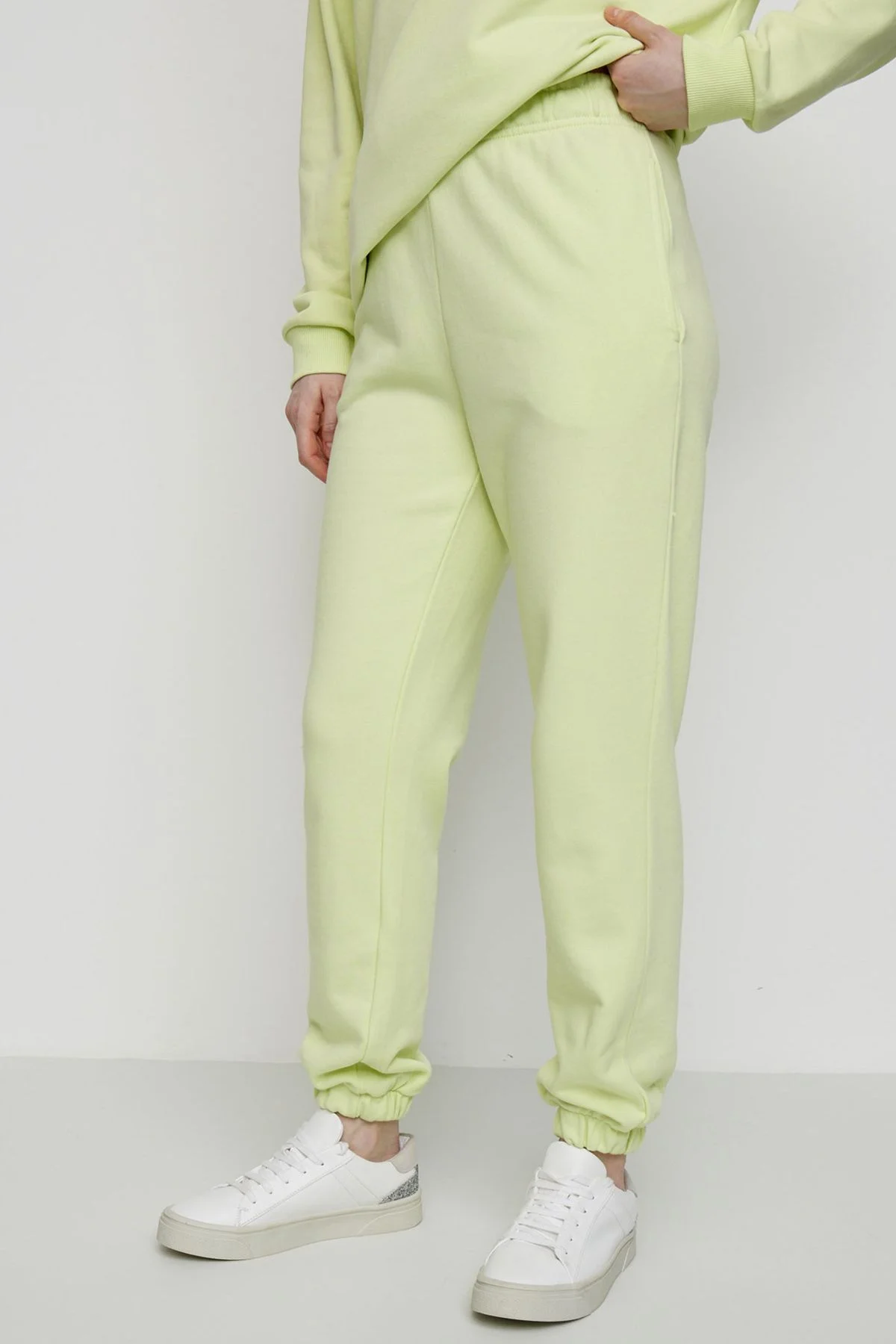 Брюки в цвете лайм из облегчённого футера, 44р