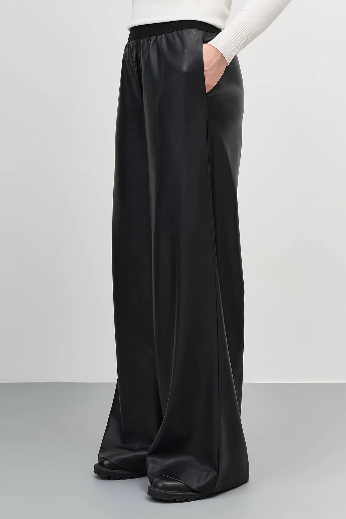 Черные брюки с карманами, 50