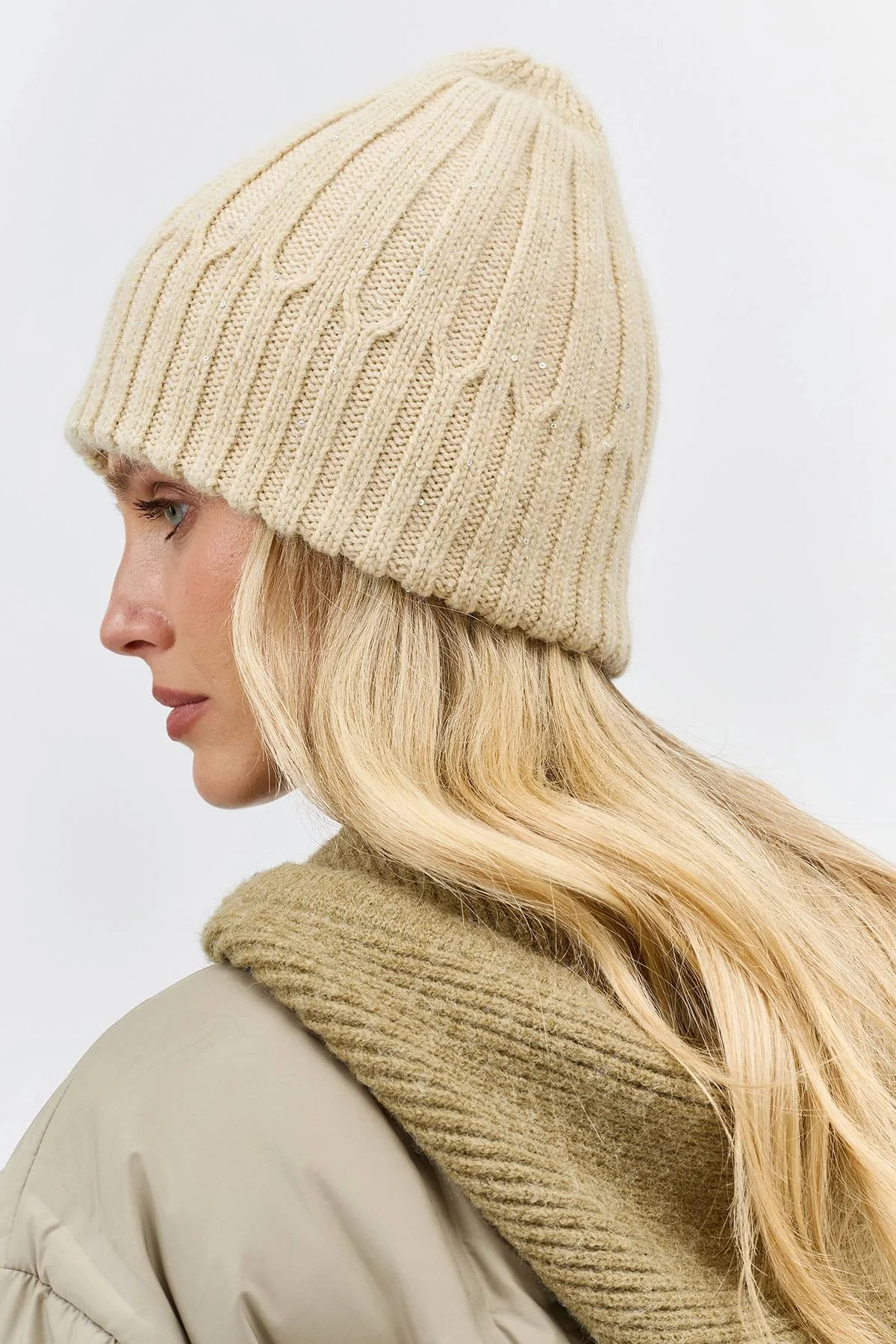 Светлая шапка с мерцающим люрексом и ангорой, One