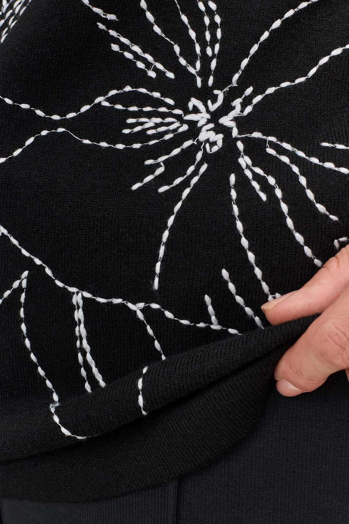 Джемпер с контрастной вышивкой, 40