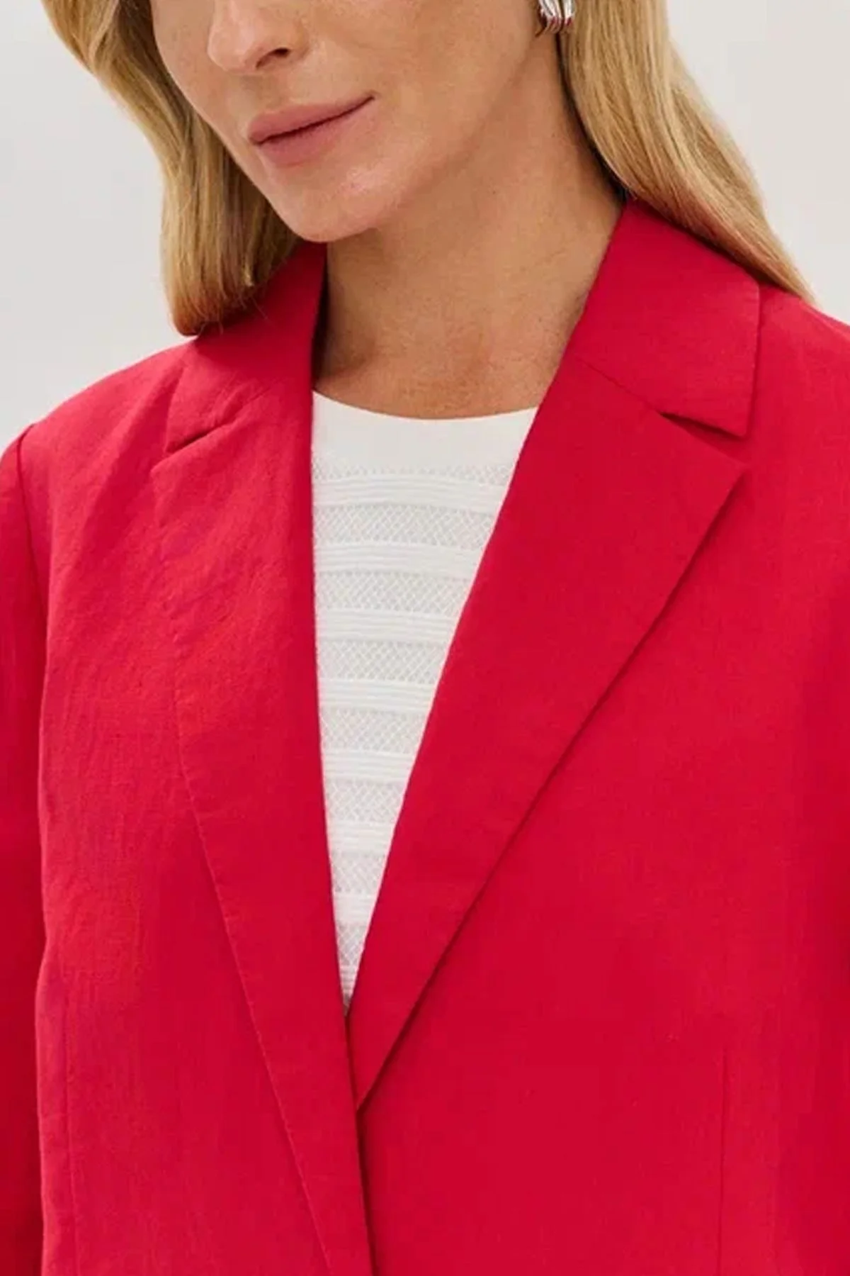 Однобортный жакет красного цвета с контрастной пуговицей, 52р