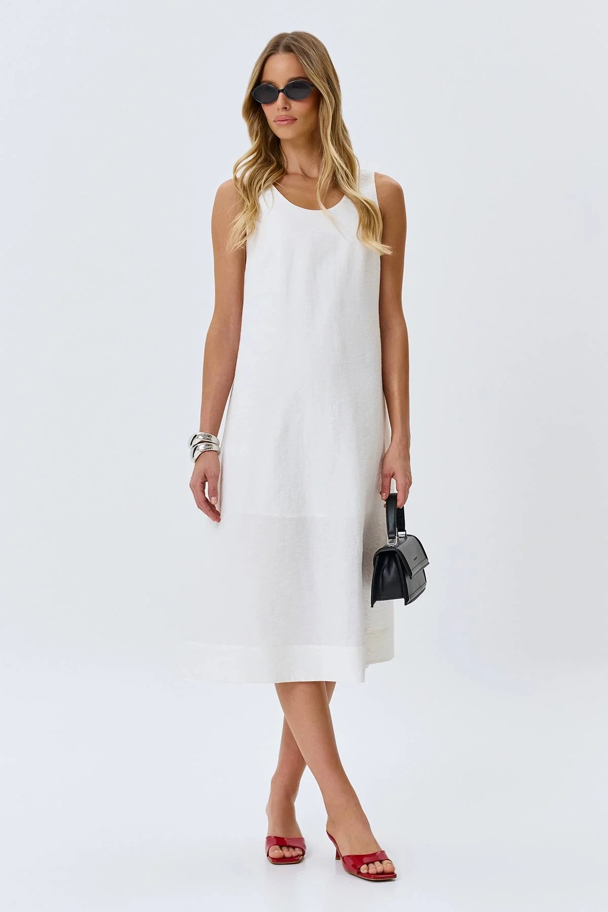 Свободное платье с поясом в белом цвете, 44