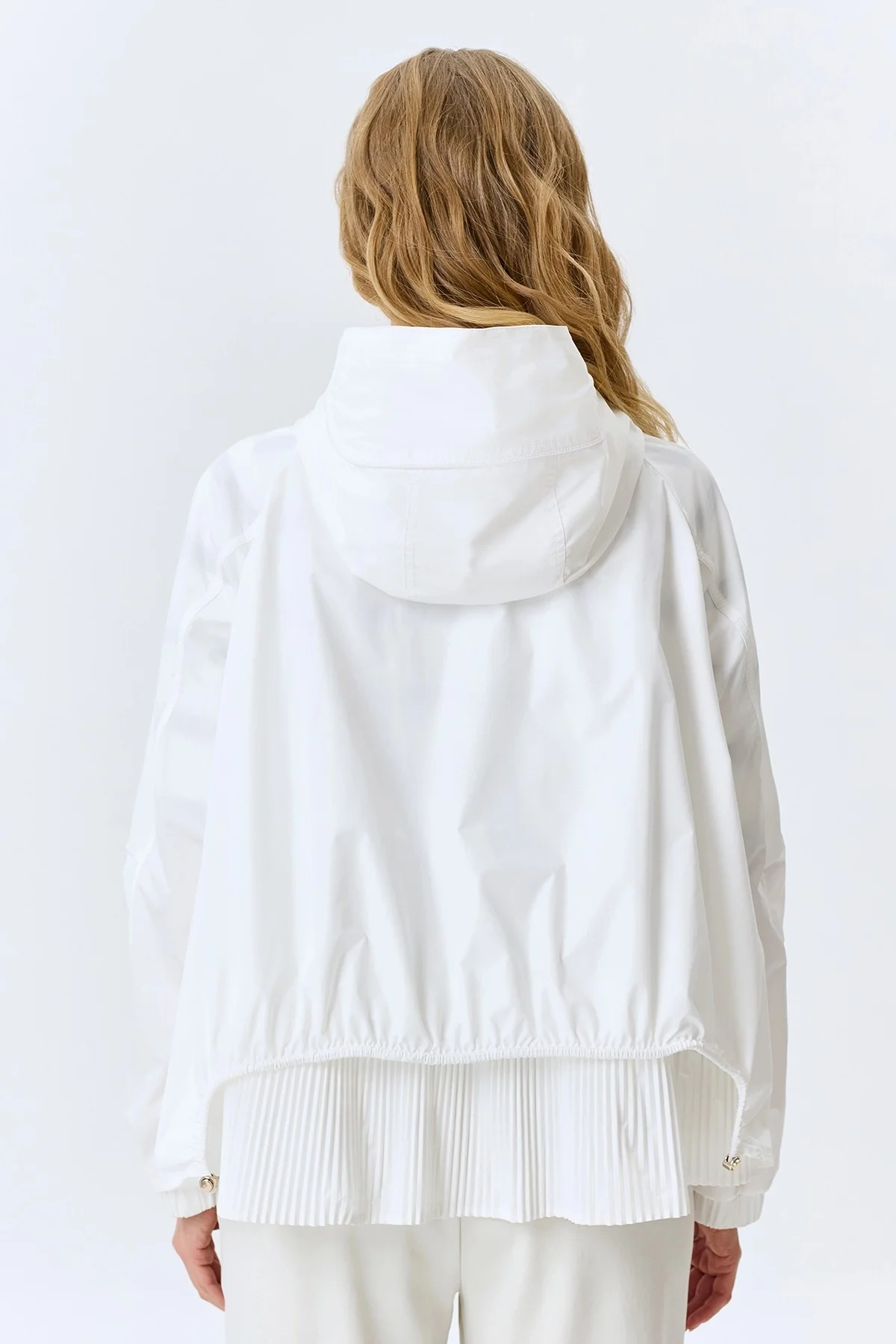 Легкая ветровка с капюшоном, 44