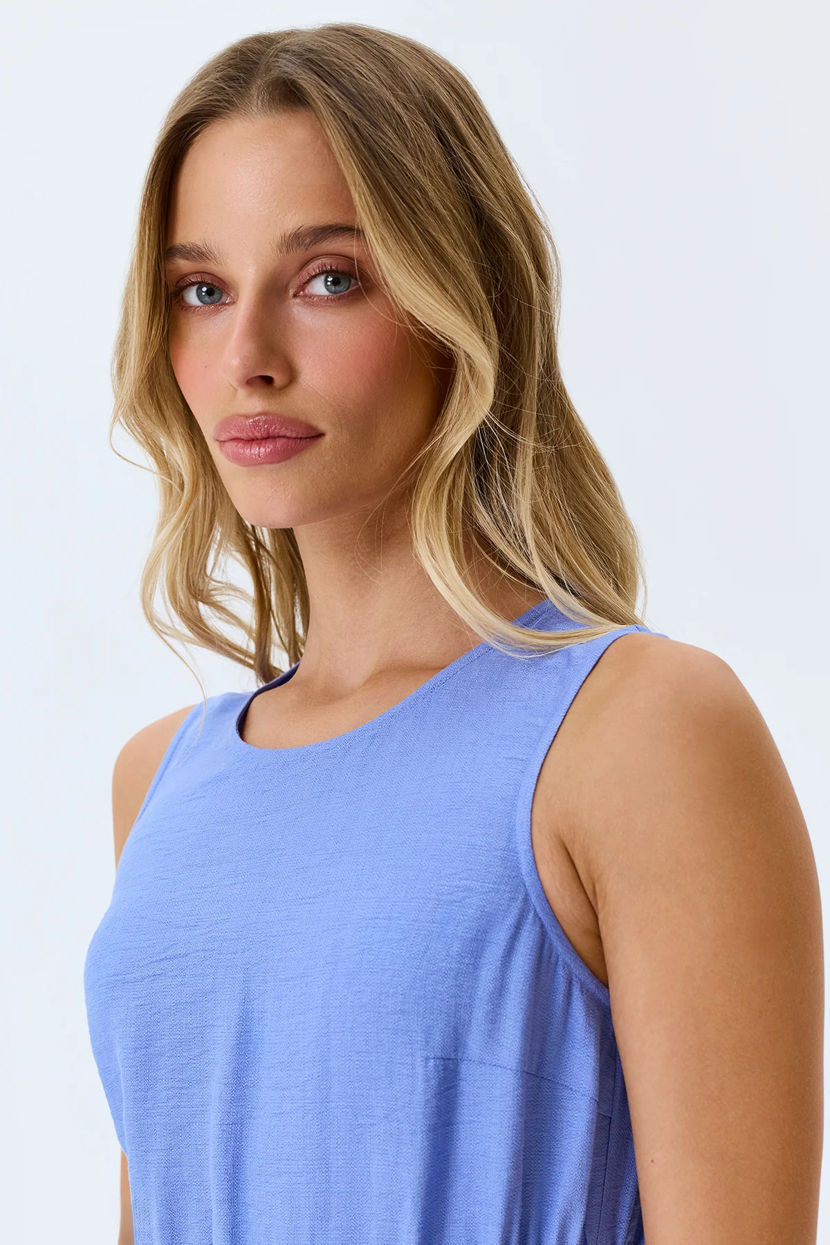 Яркое платье из района с вырезами, 46