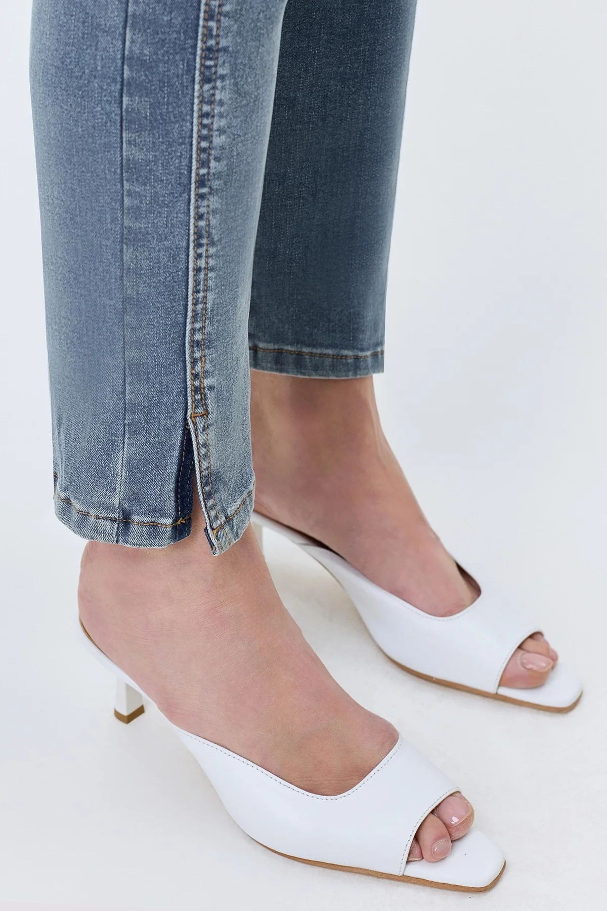 Джинсы slim fit с акцентными швами, 48